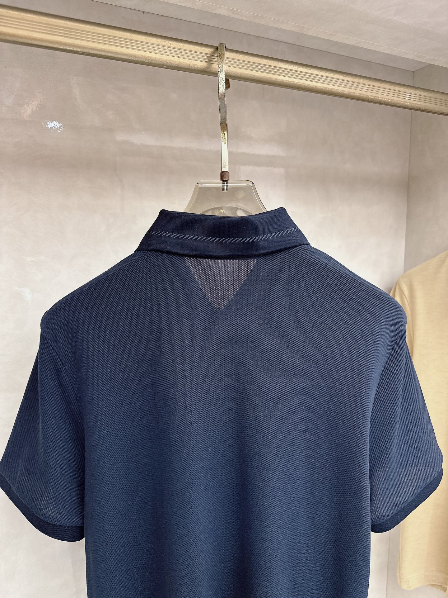 Loro piana 春夏男士标识短袖Polo衫，商务休闲翻领POLO恤.该款Polo衫采用丝光双面棉质