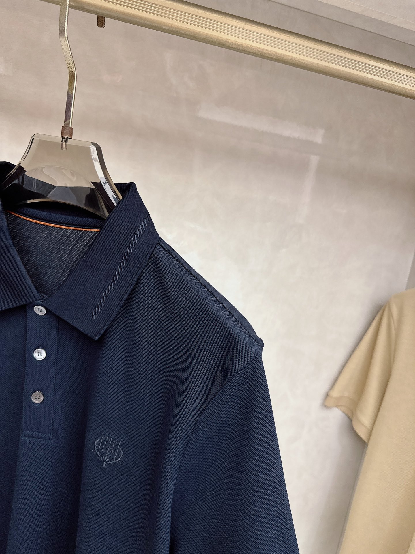 Loro piana 春夏男士标识短袖Polo衫，商务休闲翻领POLO恤.该款Polo衫采用丝光双面棉质