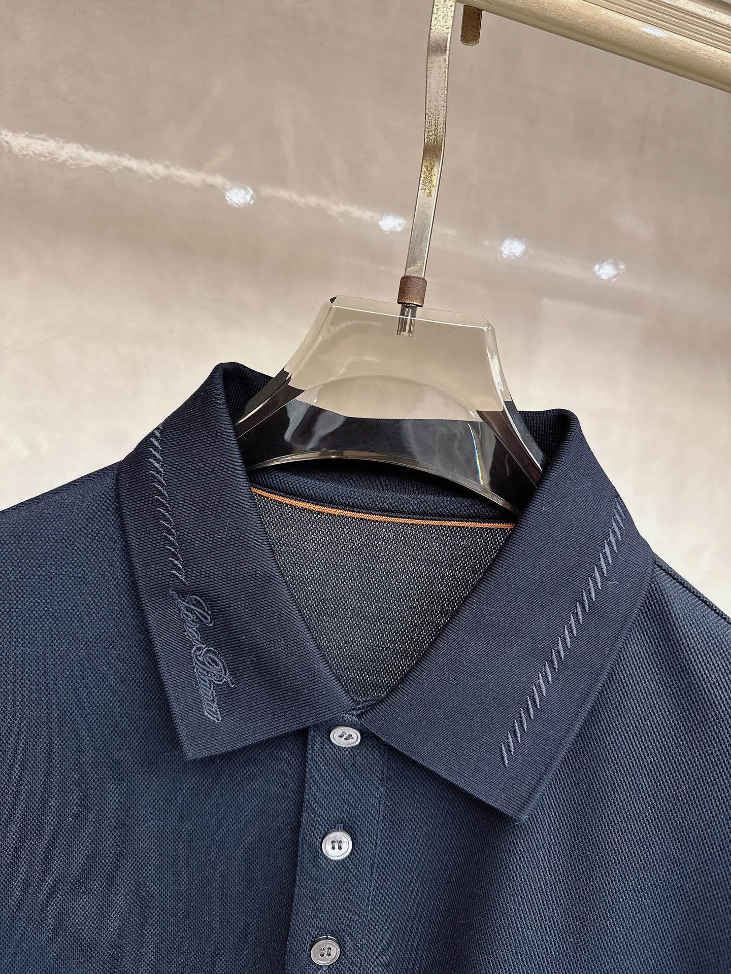 Loro piana 春夏男士标识短袖Polo衫，商务休闲翻领POLO恤.该款Polo衫采用丝光双面棉质