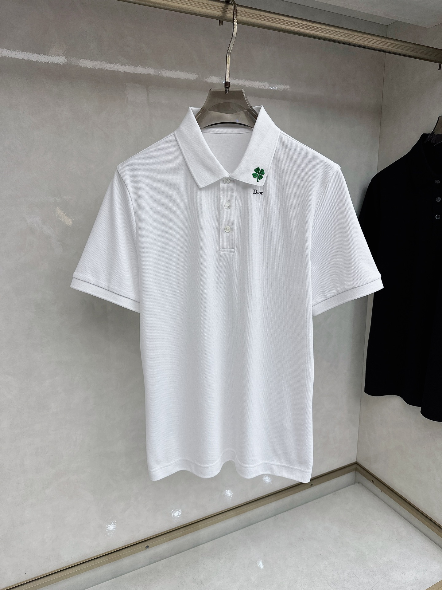 迪奥 2026春夏男士标识短袖Polo衫，商务休闲翻领POLO恤.该款Polo衫采用丝光双面棉质珠地面料