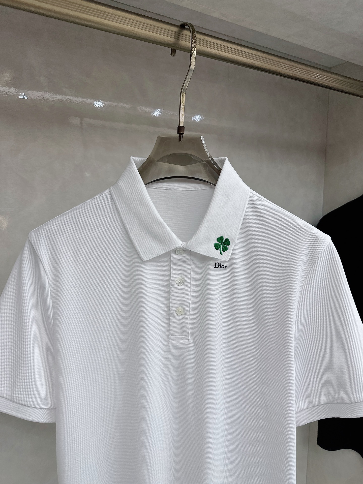 迪奥 2026春夏男士标识短袖Polo衫，商务休闲翻领POLO恤.该款Polo衫采用丝光双面棉质珠地面料