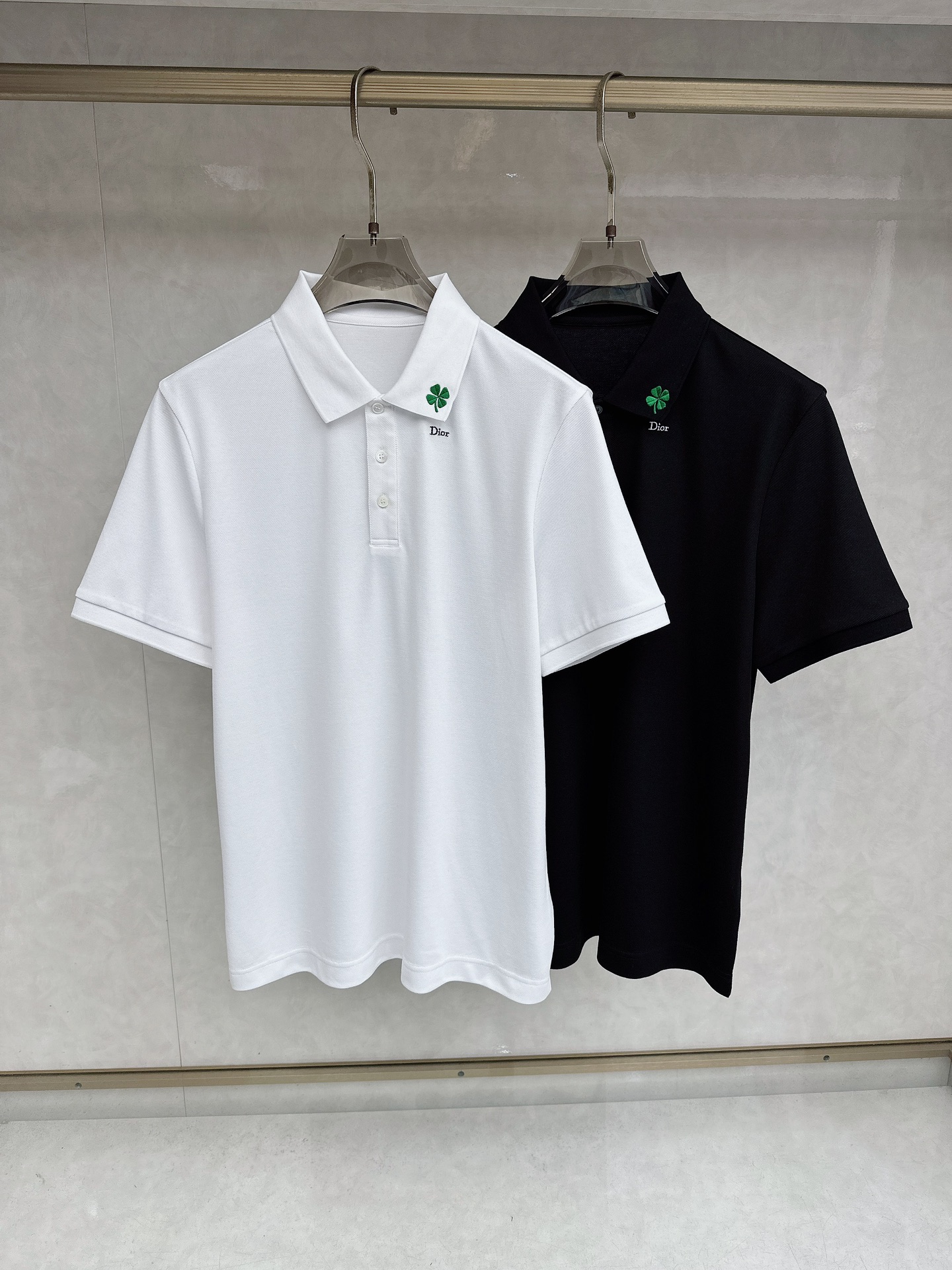 迪奥 2026春夏男士标识短袖Polo衫，商务休闲翻领POLO恤.该款Polo衫采用丝光双面棉质珠地面料