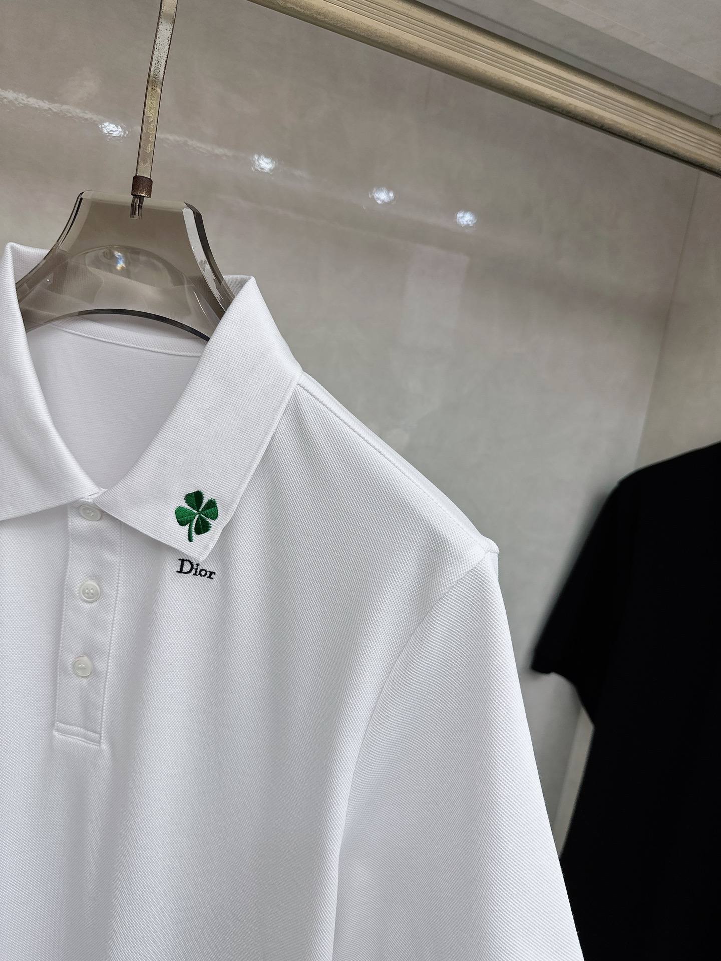 迪奥 2026春夏男士标识短袖Polo衫，商务休闲翻领POLO恤.该款Polo衫采用丝光双面棉质珠地面料
