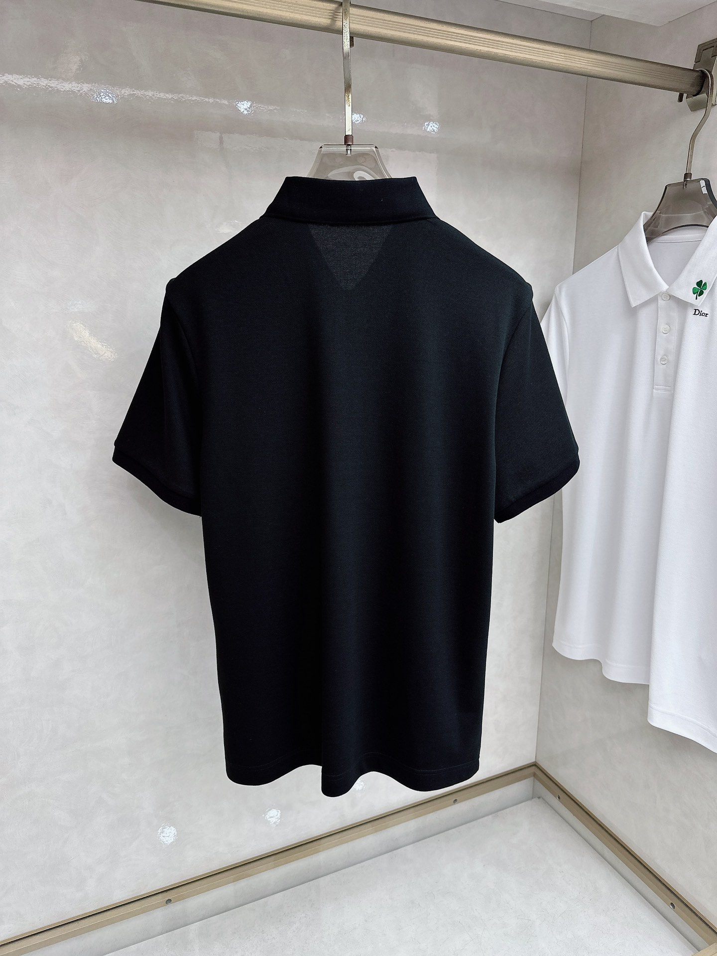 迪奥 2026春夏男士标识短袖Polo衫，商务休闲翻领POLO恤.该款Polo衫采用丝光双面棉质珠地面料