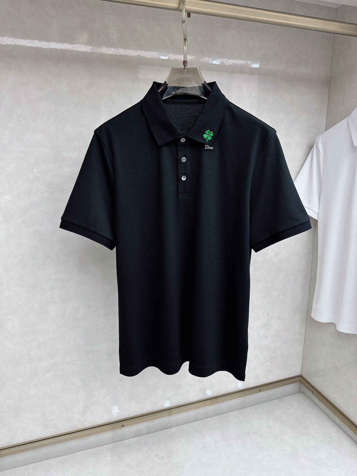 迪奥 2026春夏男士标识短袖Polo衫，商务休闲翻领POLO恤.该款Polo衫采用丝光双面棉质珠地面料