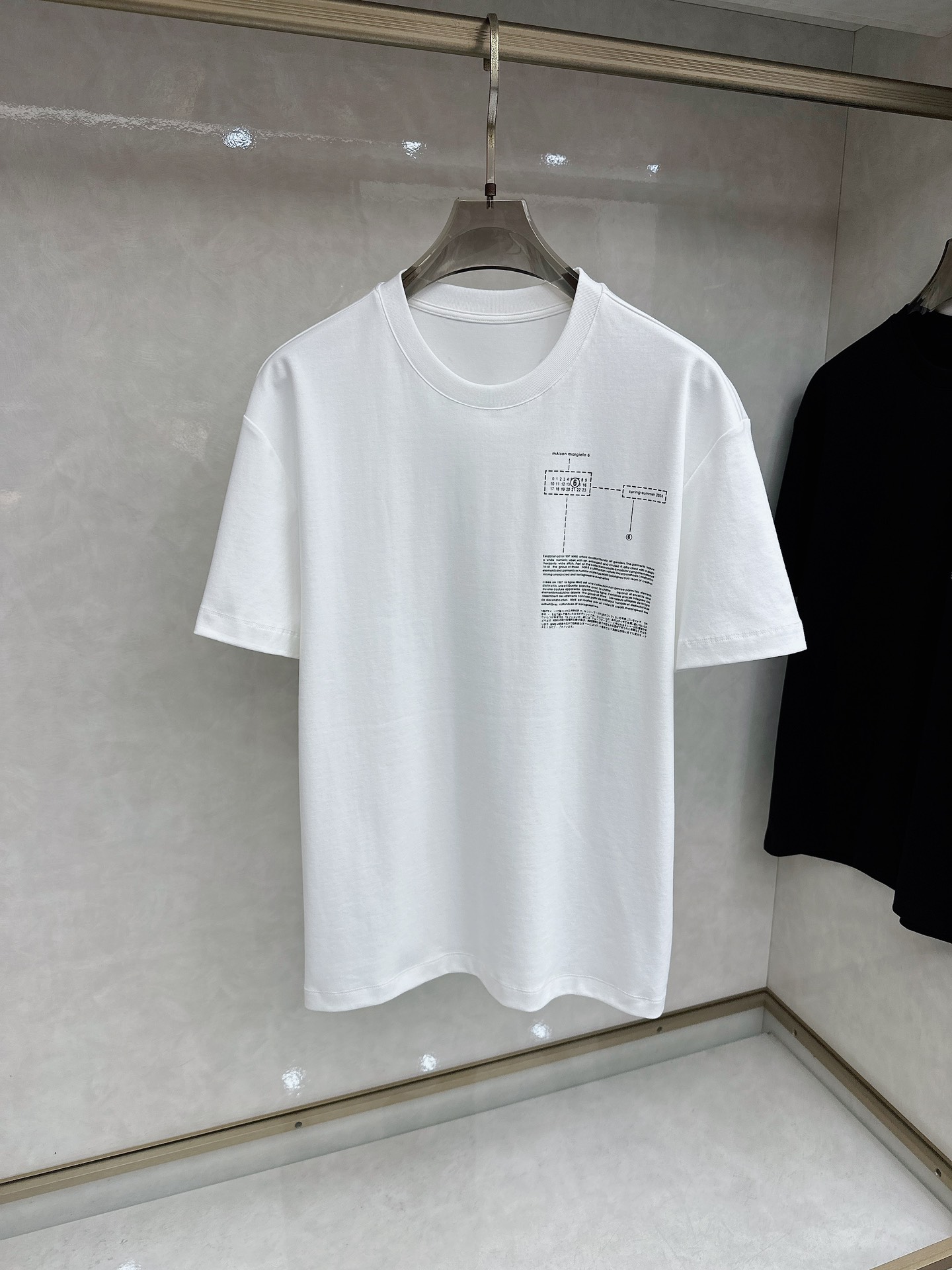 马吉拉 2026春夏系列新品男士常规版型T恤 以优雅随意地风格，彰显精湛工艺和优良传统。这款T恤结合典雅