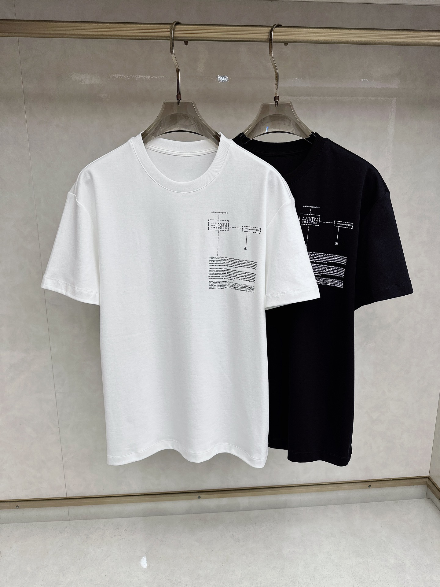 马吉拉 2026春夏系列新品男士常规版型T恤 以优雅随意地风格，彰显精湛工艺和优良传统。这款T恤结合典雅