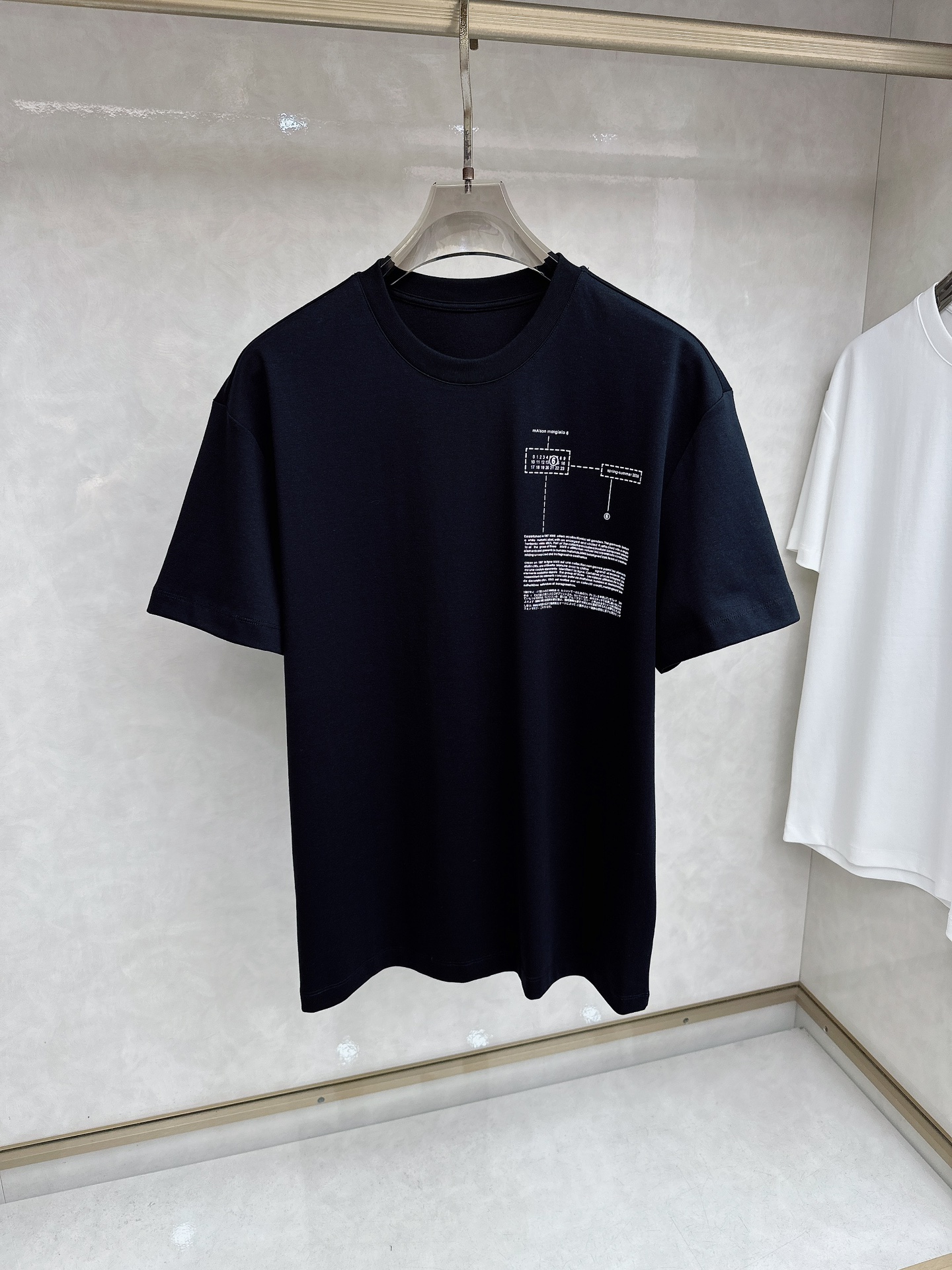马吉拉 2026春夏系列新品男士常规版型T恤 以优雅随意地风格，彰显精湛工艺和优良传统。这款T恤结合典雅