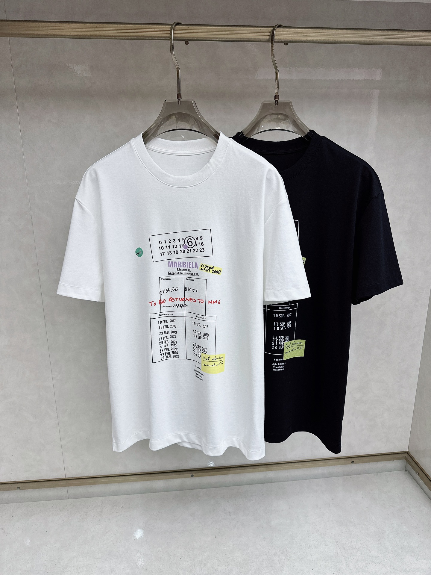 马吉拉 2026春夏系列新品男士常规版型T恤 以优雅随意地风格，彰显精湛工艺和优良传统。这款T恤结合典雅
