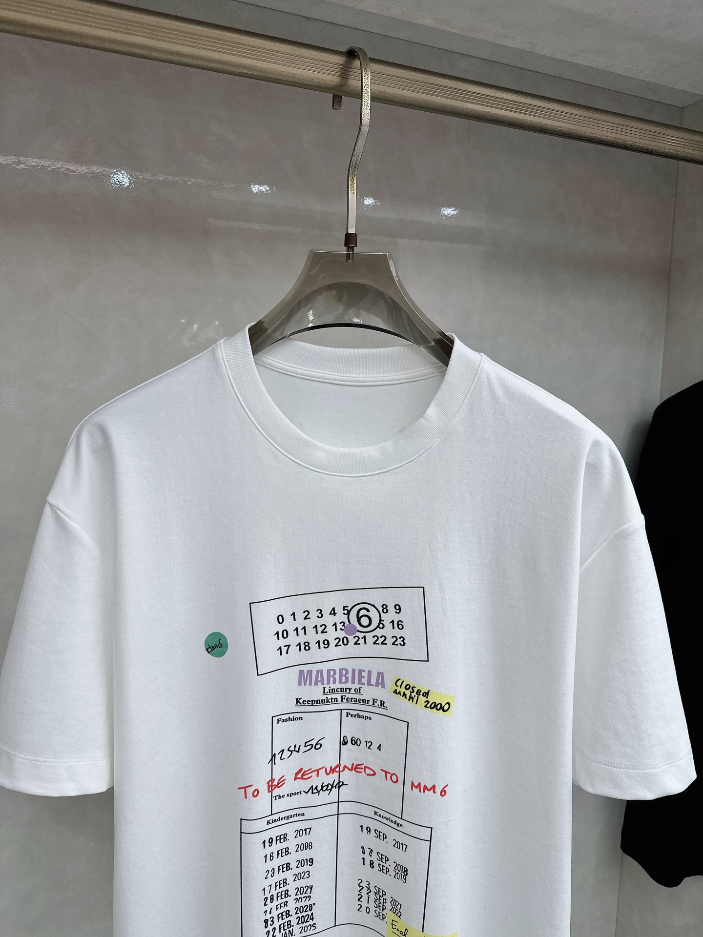 马吉拉 2026春夏系列新品男士常规版型T恤 以优雅随意地风格，彰显精湛工艺和优良传统。这款T恤结合典雅