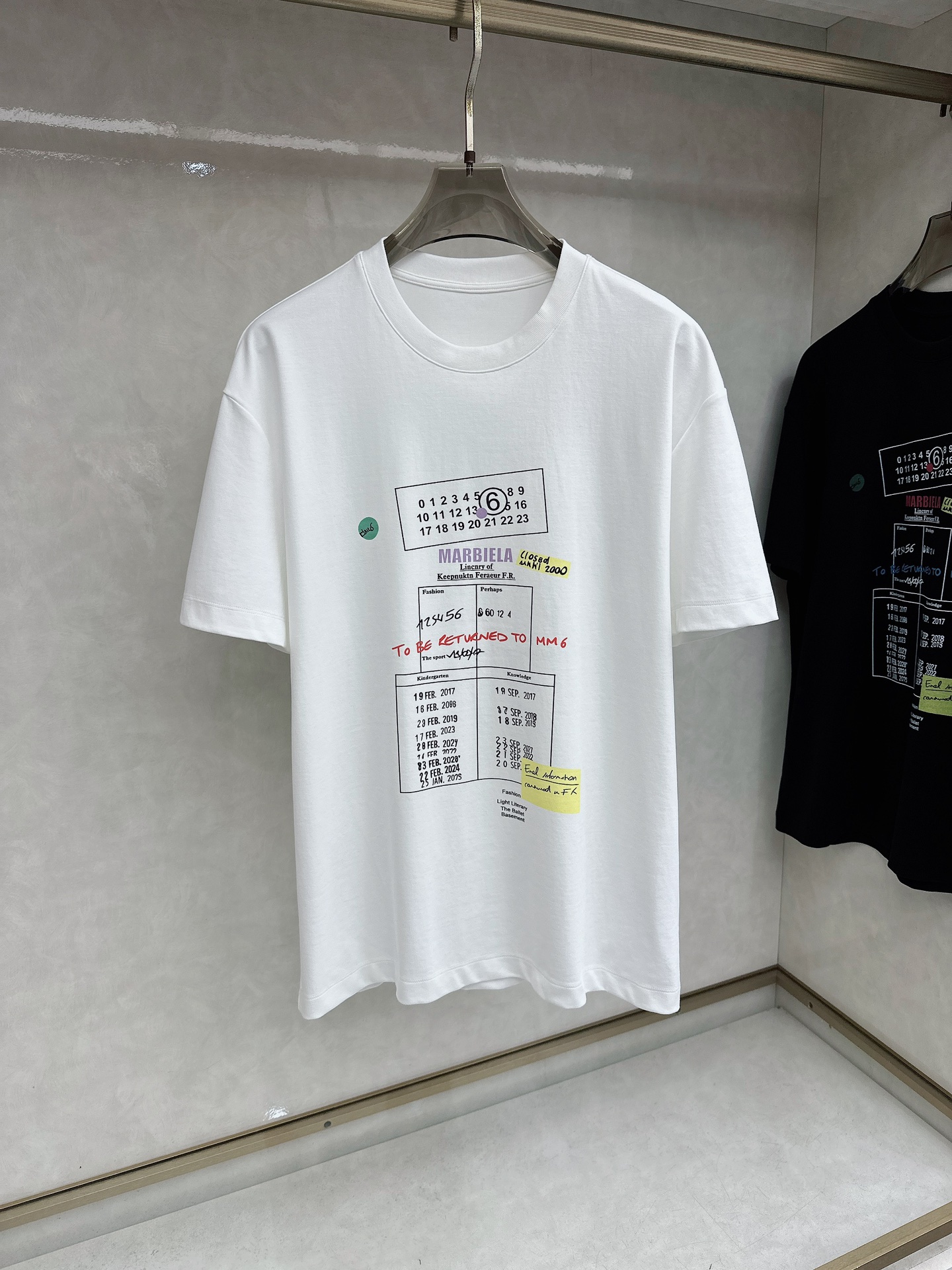 马吉拉 2026春夏系列新品男士常规版型T恤 以优雅随意地风格，彰显精湛工艺和优良传统。这款T恤结合典雅
