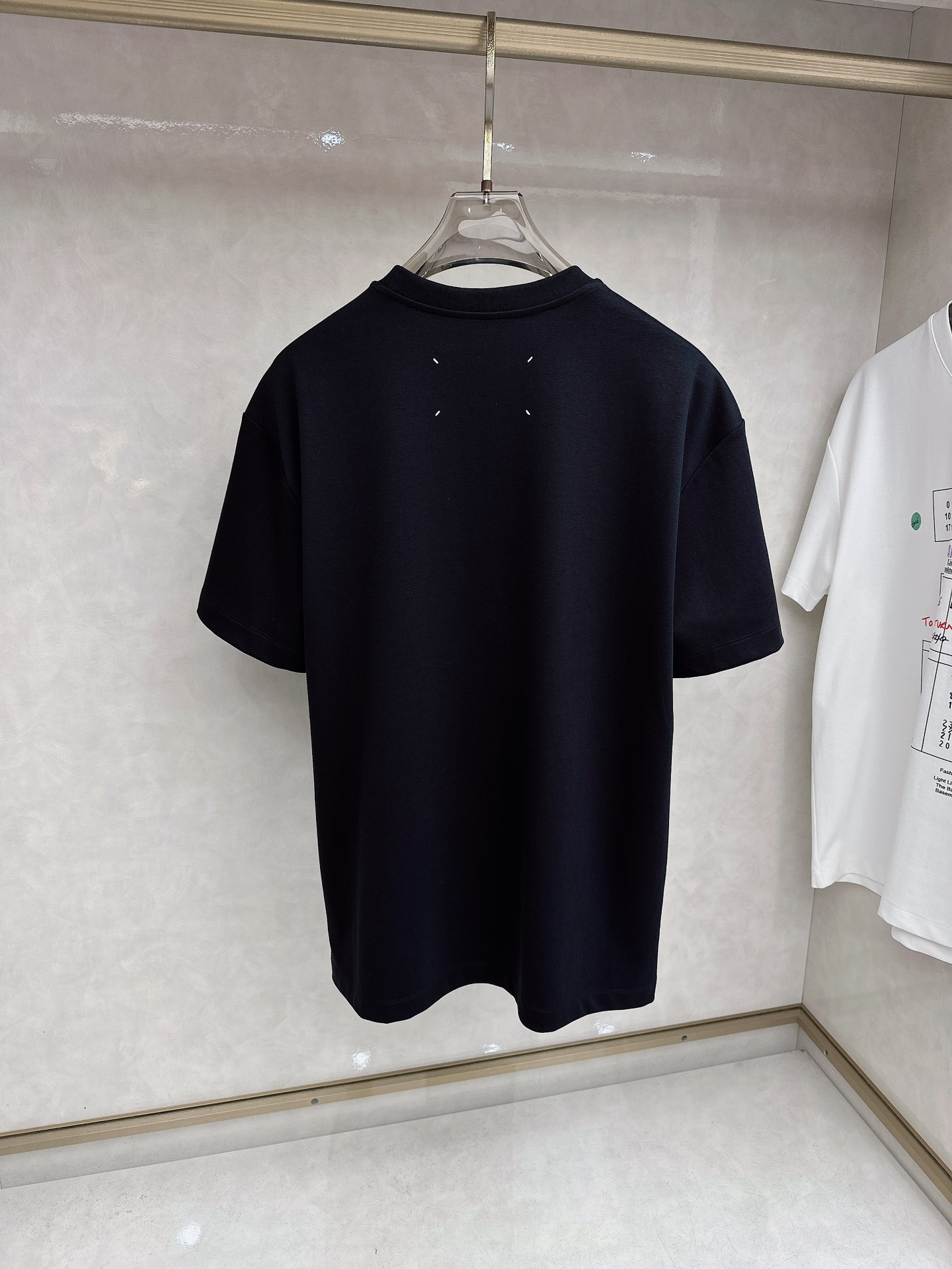 马吉拉 2026春夏系列新品男士常规版型T恤 以优雅随意地风格，彰显精湛工艺和优良传统。这款T恤结合典雅