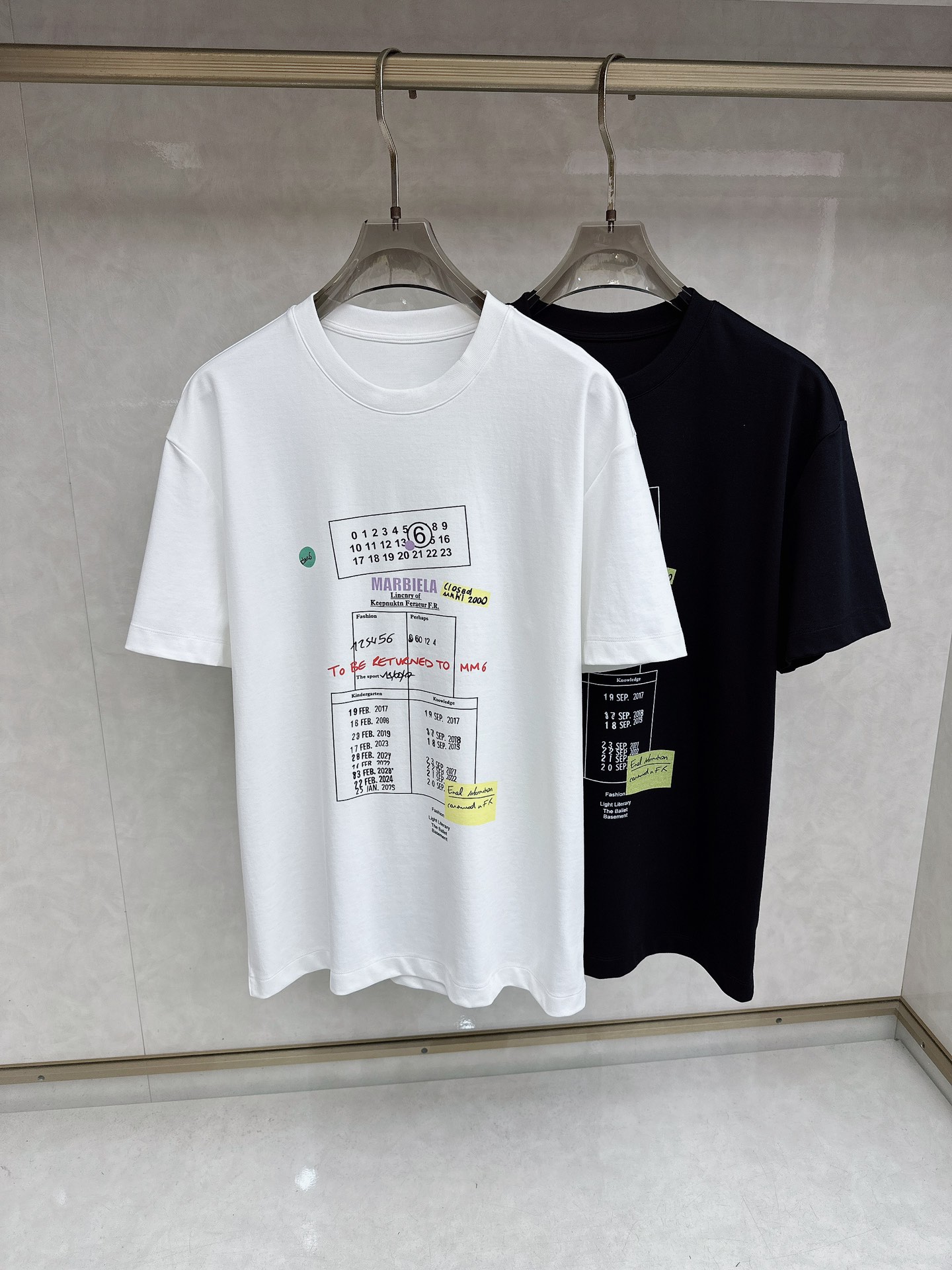 马吉拉 2026春夏系列新品男士常规版型T恤 以优雅随意地风格，彰显精湛工艺和优良传统。这款T恤结合典雅