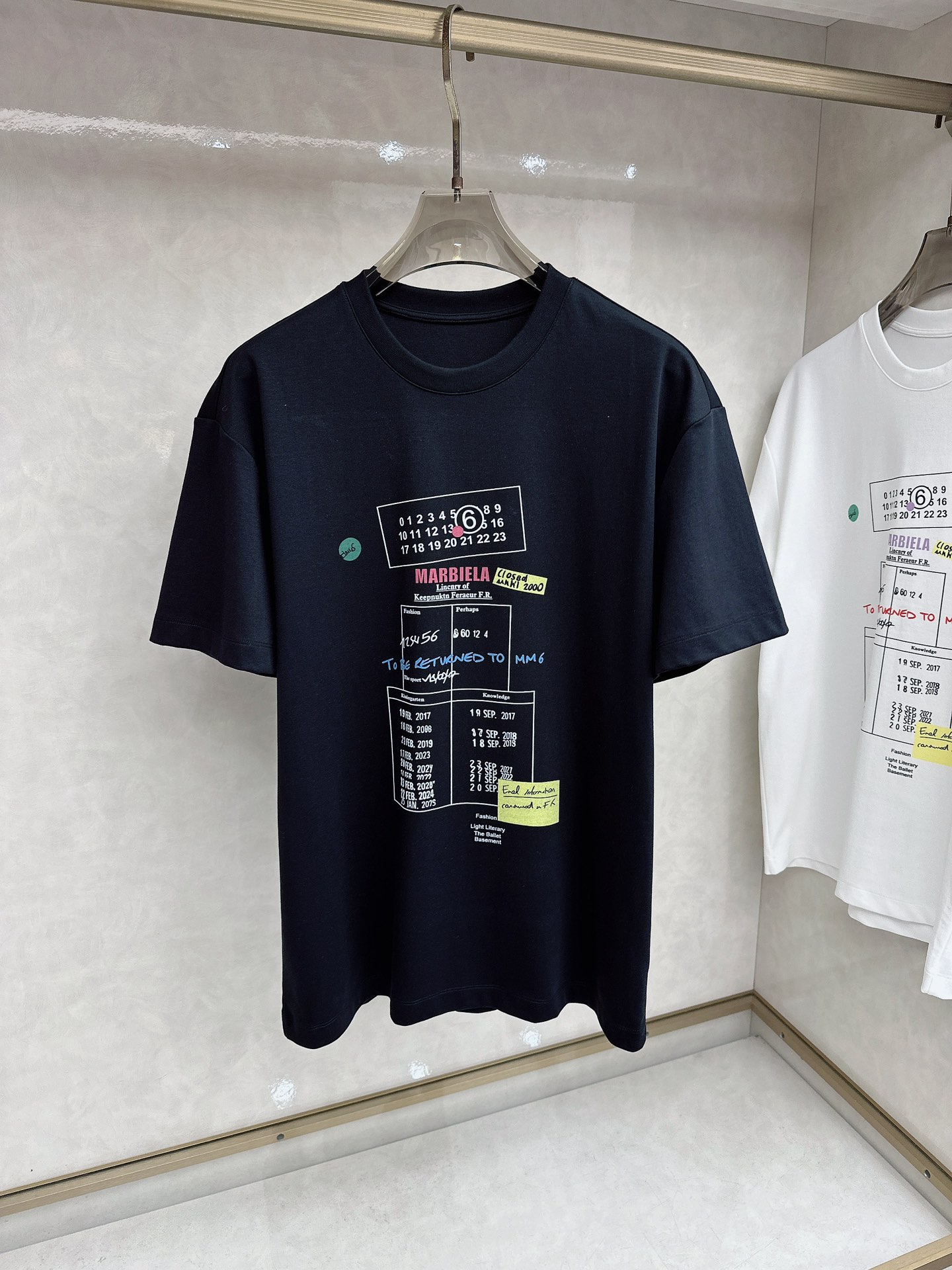 马吉拉 2026春夏系列新品男士常规版型T恤 以优雅随意地风格，彰显精湛工艺和优良传统。这款T恤结合典雅