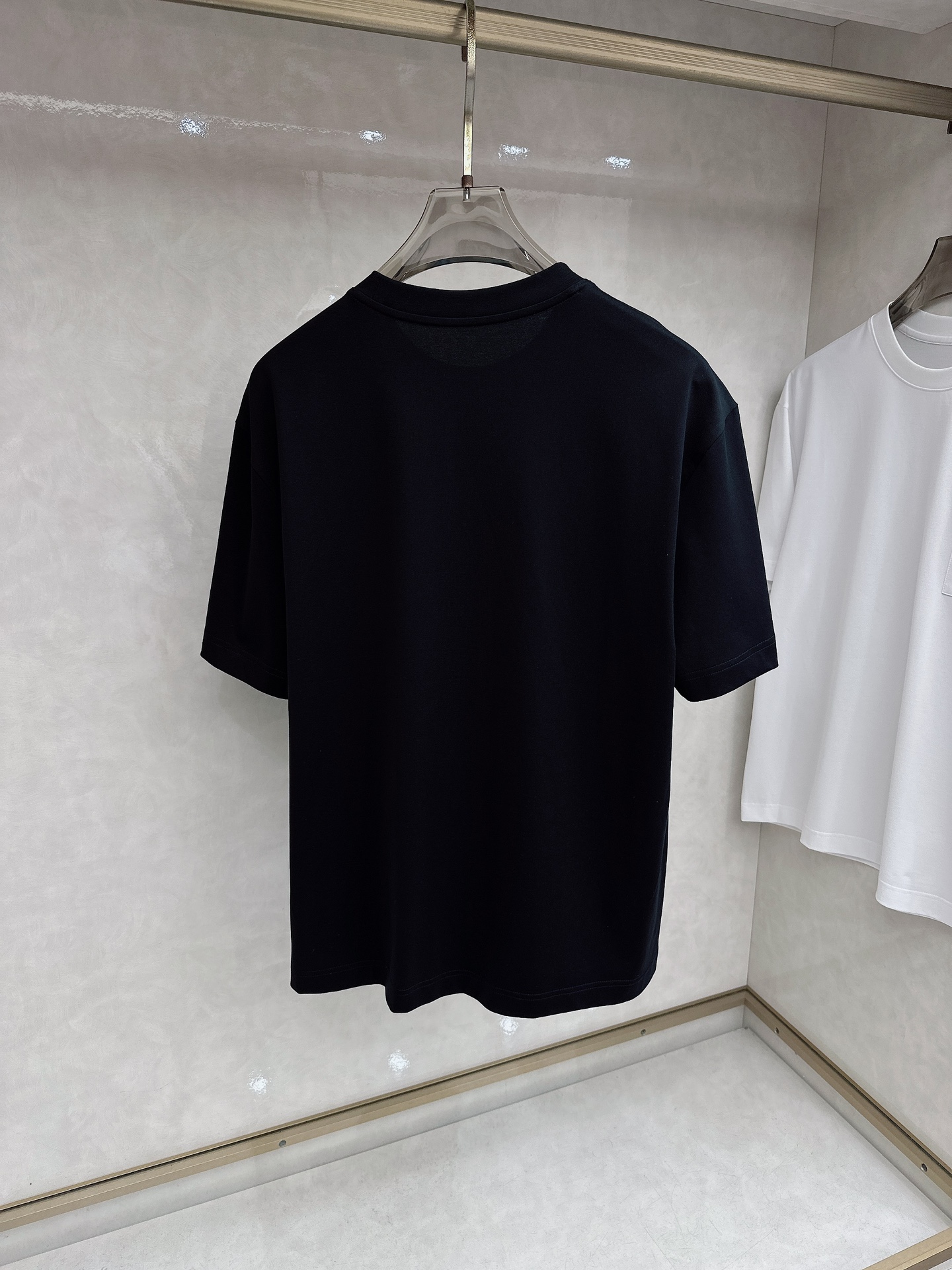蒙口 2026春夏系列新品男士常规版型T恤 以优雅随意地风格，彰显精湛工艺和优良传统。这款T恤结合典雅气