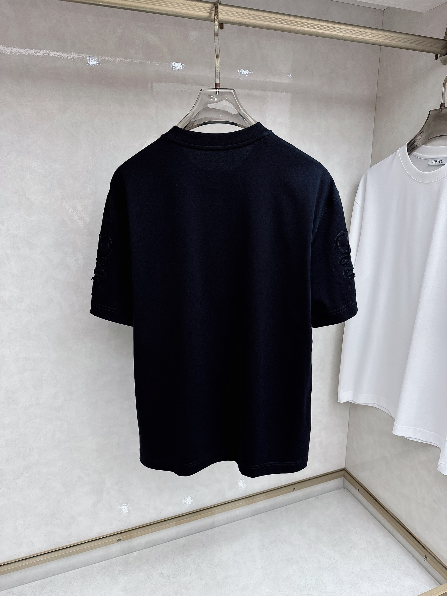 罗意威 2026春夏系列新品男士常规版型T恤 以优雅随意地风格，彰显精湛工艺和优良传统。这款T恤结合典雅