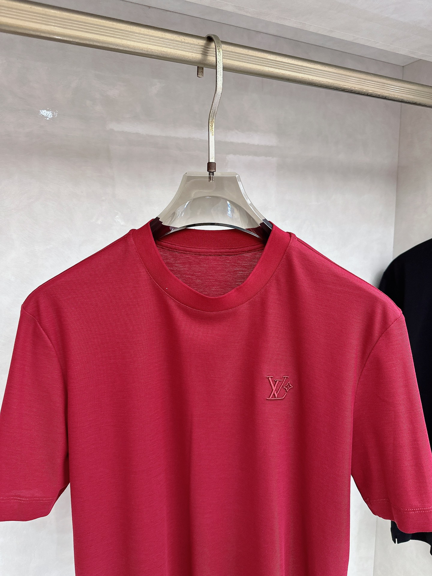 LV 2026春夏系列新品男士常规版型T恤 以优雅随意地风格，彰显精湛工艺和优良传统。这款T恤结合典雅气