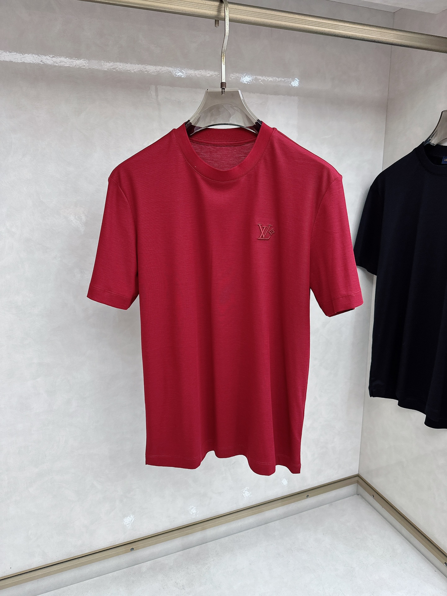 LV 2026春夏系列新品男士常规版型T恤 以优雅随意地风格，彰显精湛工艺和优良传统。这款T恤结合典雅气