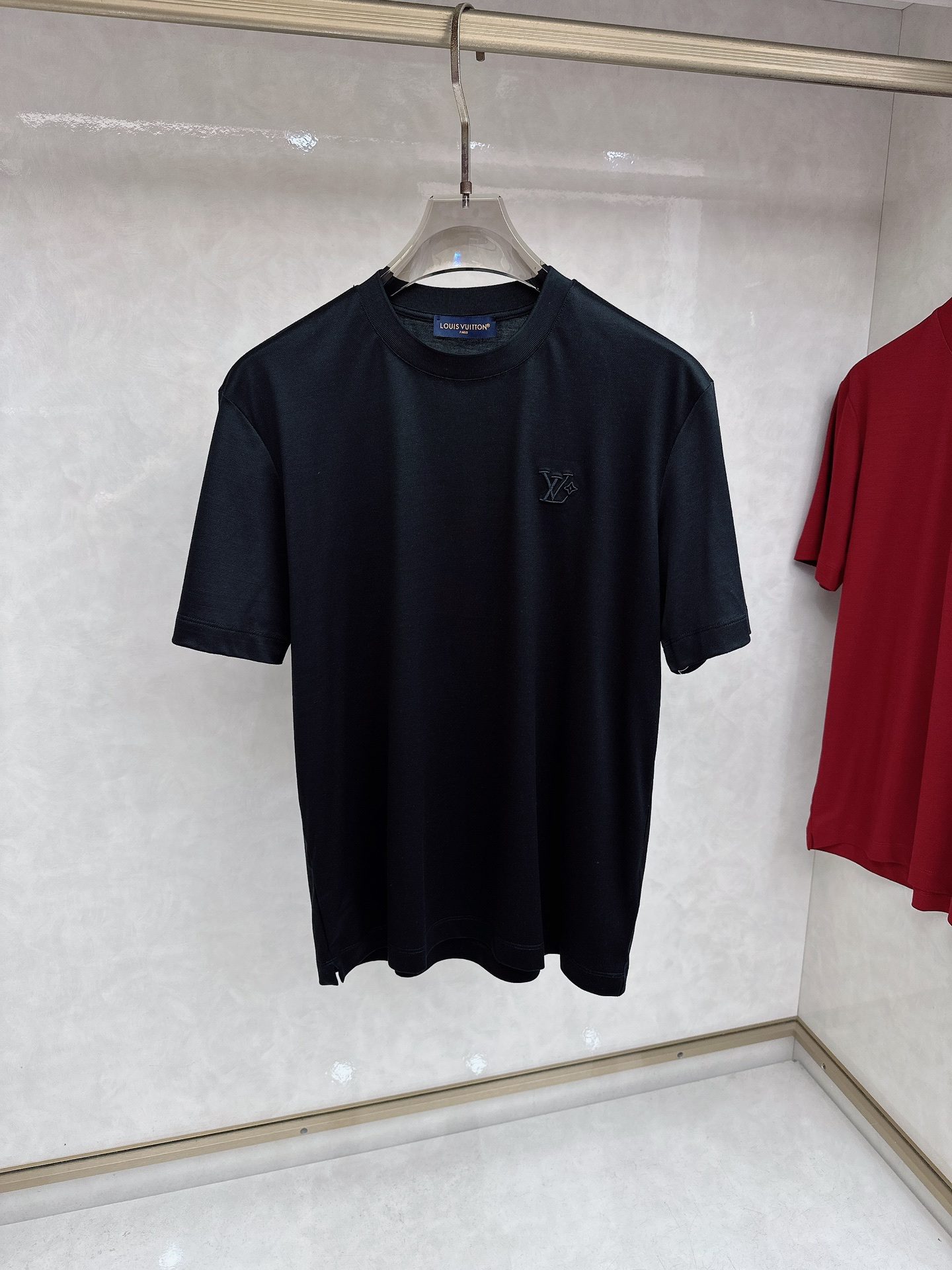 LV 2026春夏系列新品男士常规版型T恤 以优雅随意地风格，彰显精湛工艺和优良传统。这款T恤结合典雅气