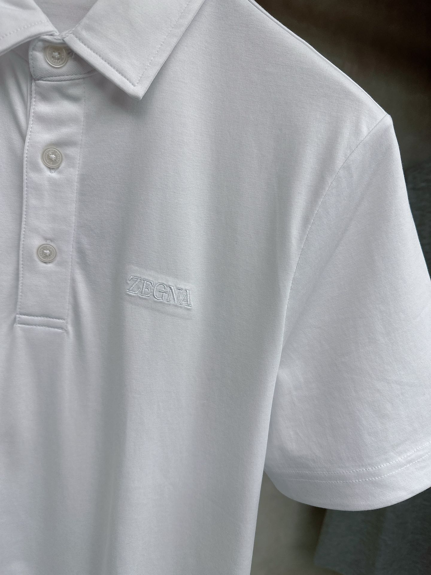 杰尼亚 2026顶级品质logo刺绣衬衫领棉质短袖T恤，三标齐全，原版定制logo刻字纽扣，定织顶级22