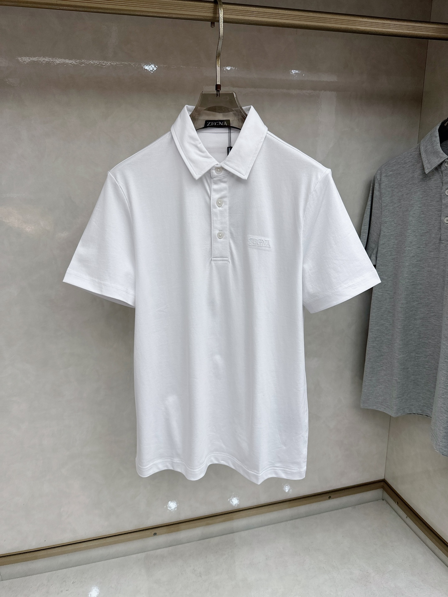 杰尼亚 2026顶级品质logo刺绣衬衫领棉质短袖T恤，三标齐全，原版定制logo刻字纽扣，定织顶级22