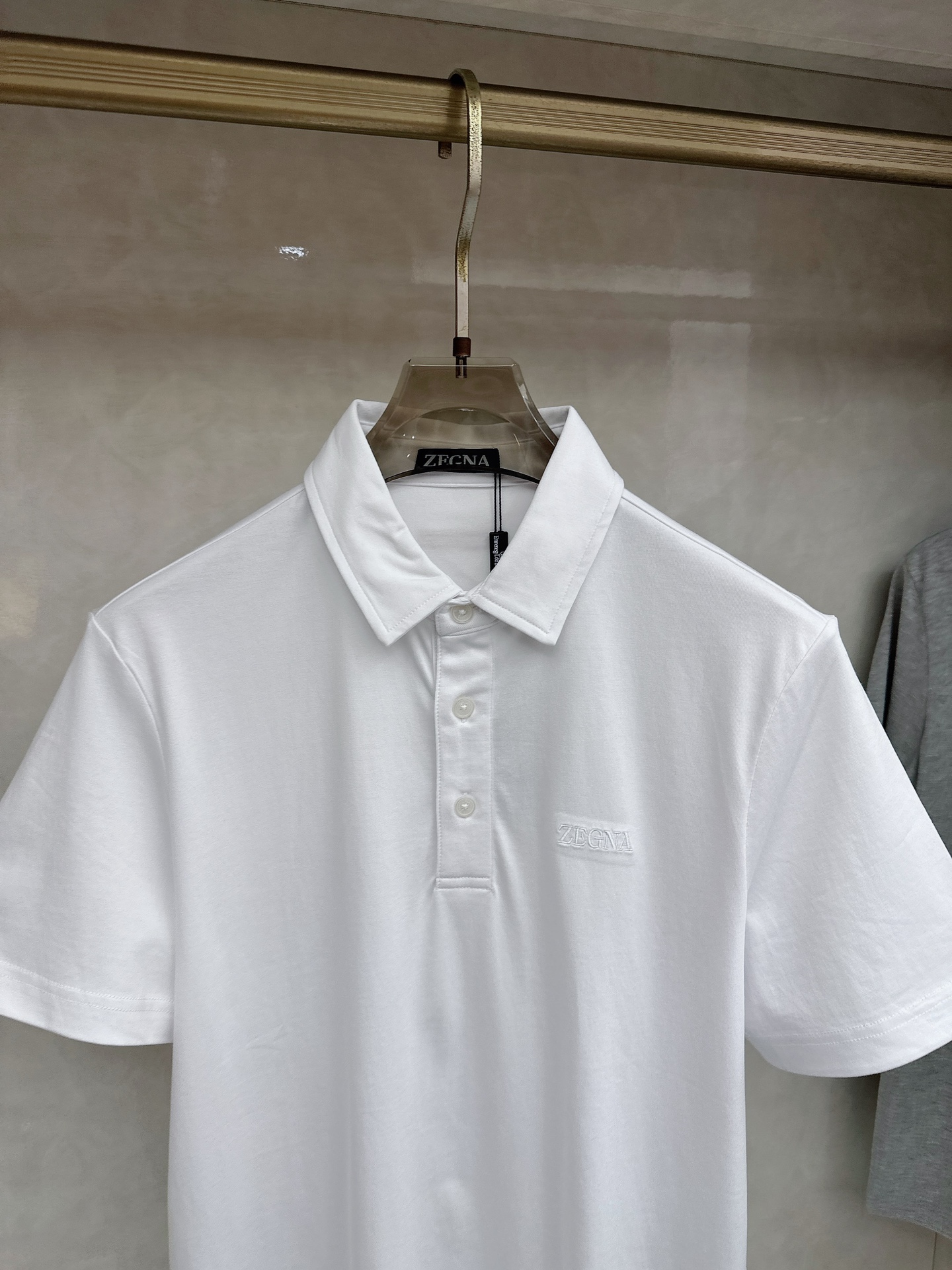 杰尼亚 2026顶级品质logo刺绣衬衫领棉质短袖T恤，三标齐全，原版定制logo刻字纽扣，定织顶级22