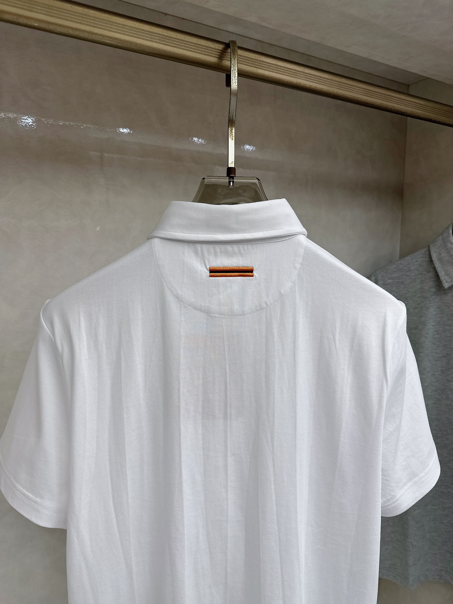 杰尼亚 2026顶级品质logo刺绣衬衫领棉质短袖T恤，三标齐全，原版定制logo刻字纽扣，定织顶级22