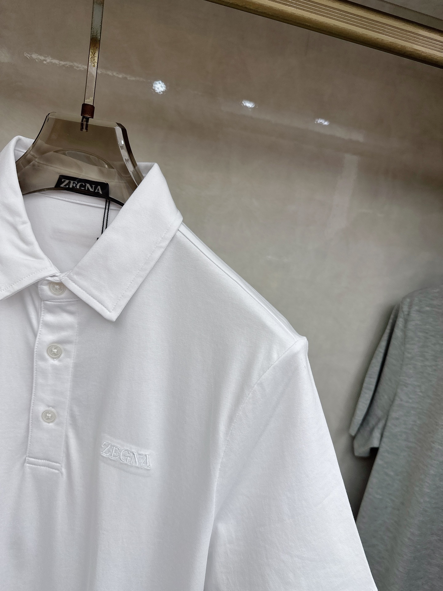 杰尼亚 2026顶级品质logo刺绣衬衫领棉质短袖T恤，三标齐全，原版定制logo刻字纽扣，定织顶级22