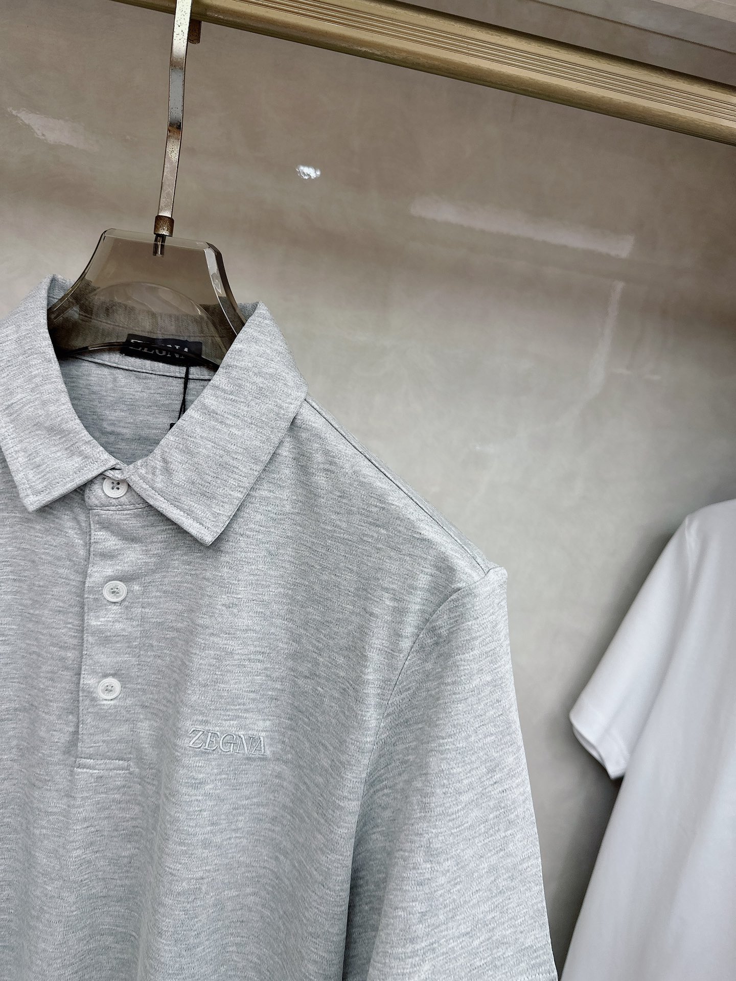 杰尼亚 2026顶级品质logo刺绣衬衫领棉质短袖T恤，三标齐全，原版定制logo刻字纽扣，定织顶级22