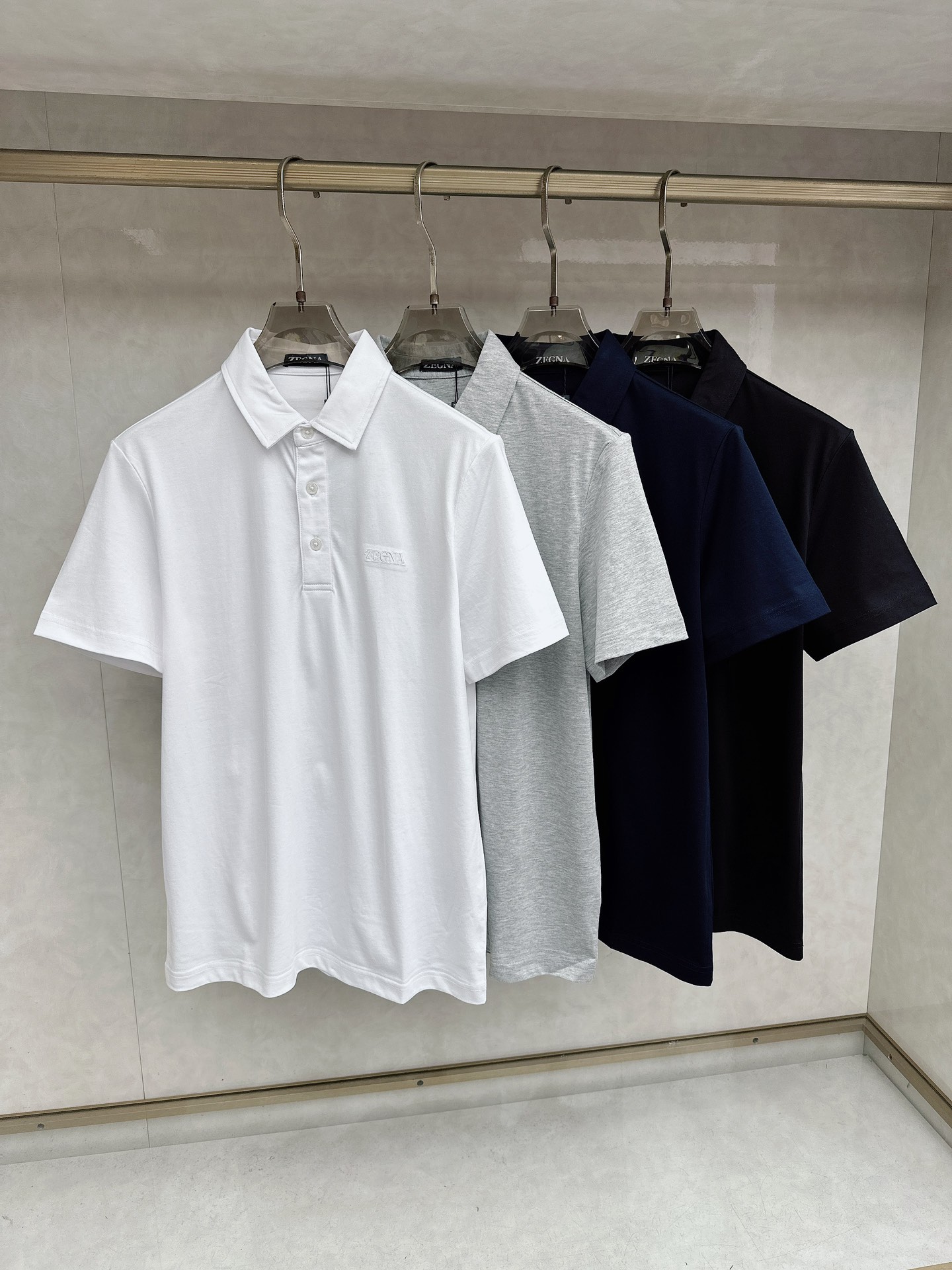 杰尼亚 2026顶级品质logo刺绣衬衫领棉质短袖T恤，三标齐全，原版定制logo刻字纽扣，定织顶级22