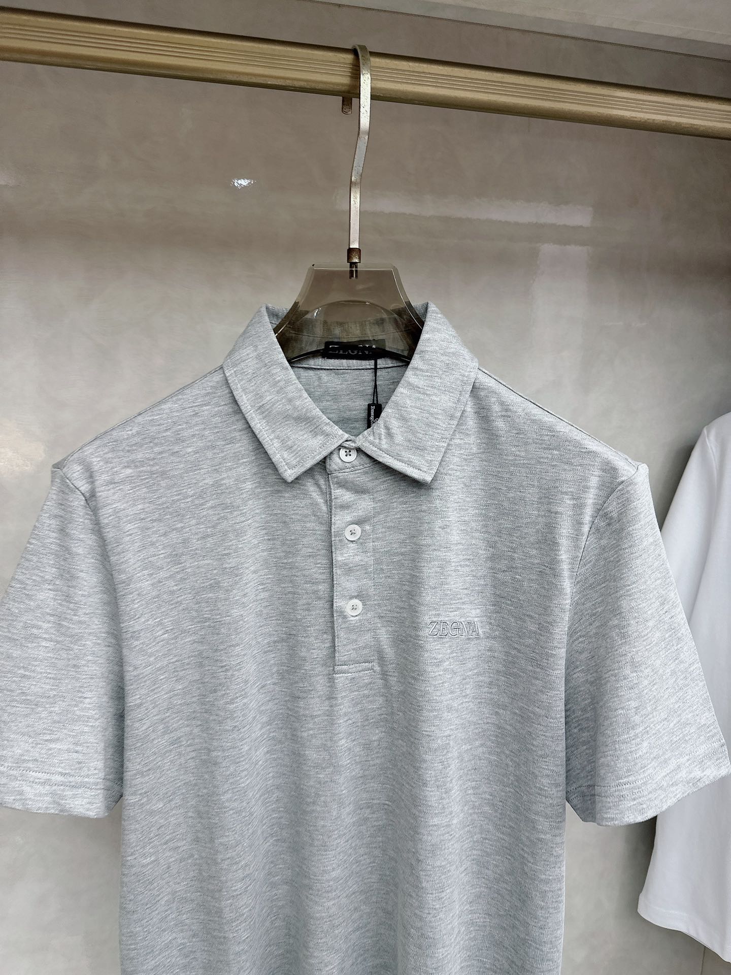 杰尼亚 2026顶级品质logo刺绣衬衫领棉质短袖T恤，三标齐全，原版定制logo刻字纽扣，定织顶级22