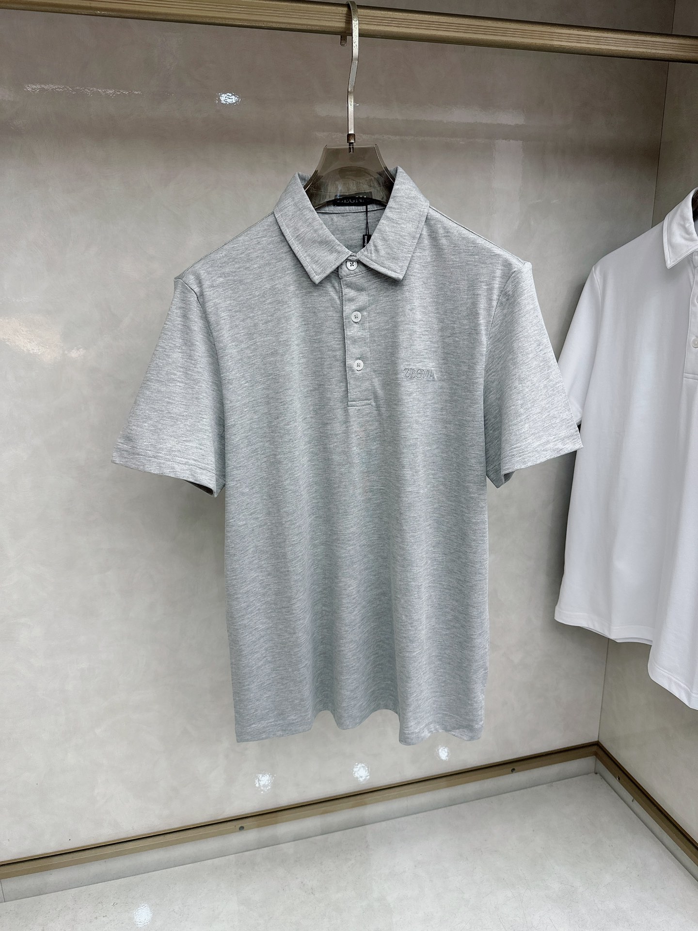 杰尼亚 2026顶级品质logo刺绣衬衫领棉质短袖T恤，三标齐全，原版定制logo刻字纽扣，定织顶级22