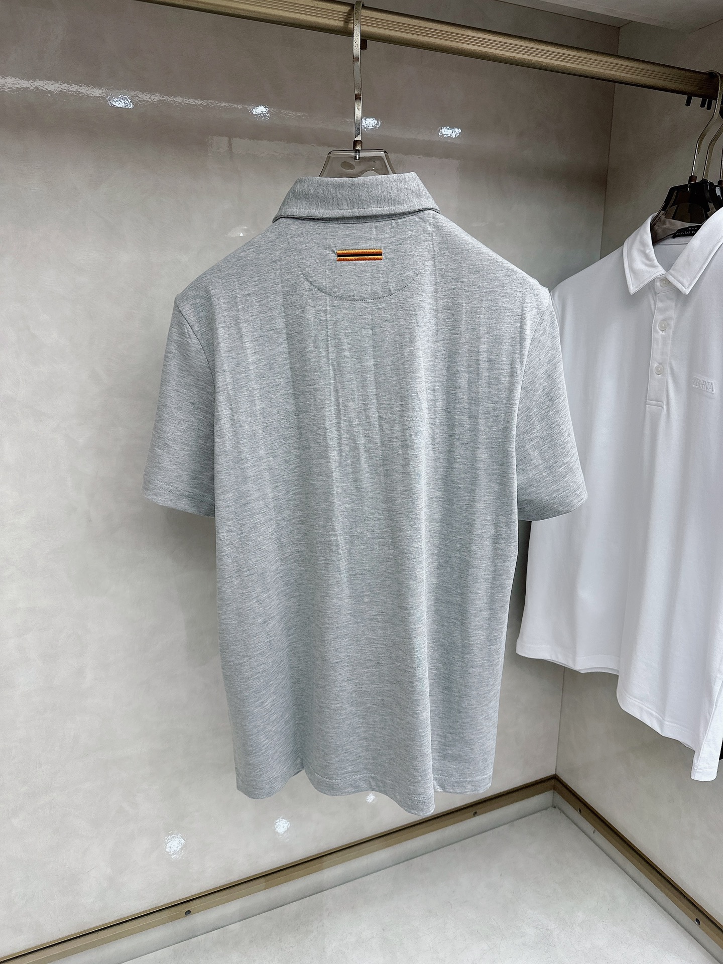 杰尼亚 2026顶级品质logo刺绣衬衫领棉质短袖T恤，三标齐全，原版定制logo刻字纽扣，定织顶级22