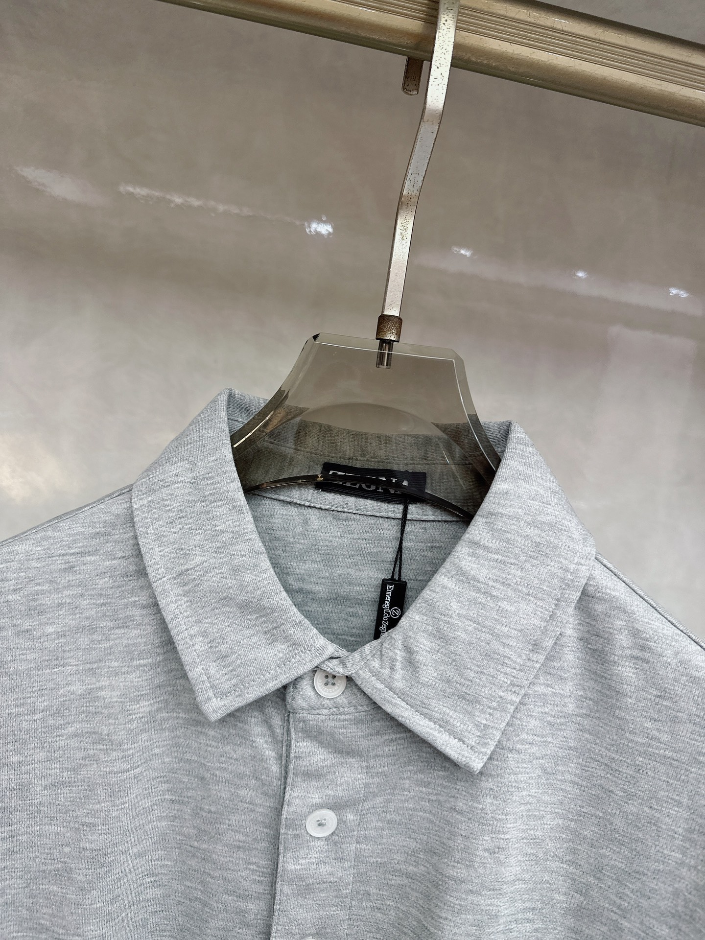 杰尼亚 2026顶级品质logo刺绣衬衫领棉质短袖T恤，三标齐全，原版定制logo刻字纽扣，定织顶级22