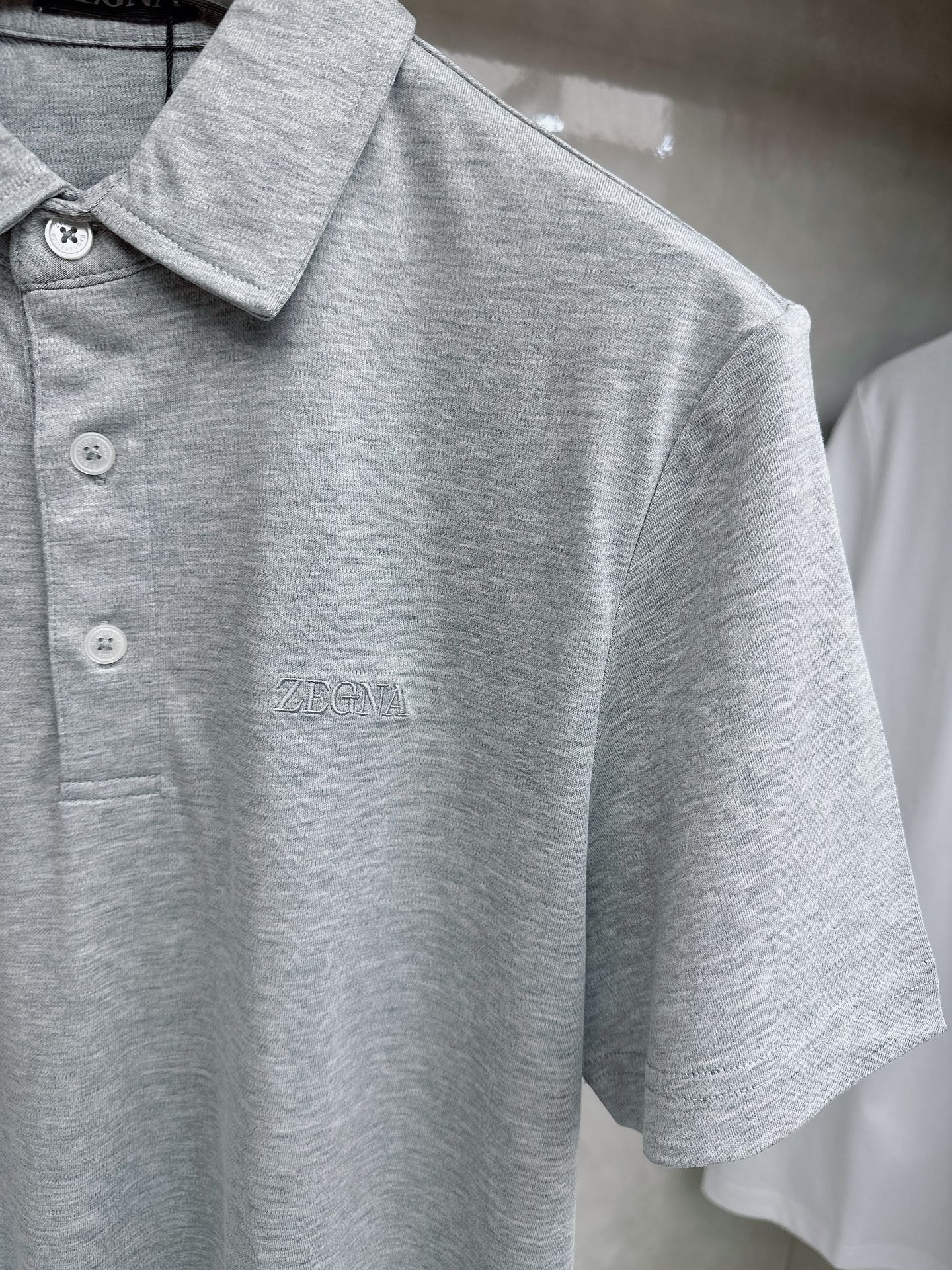 杰尼亚 2026顶级品质logo刺绣衬衫领棉质短袖T恤，三标齐全，原版定制logo刻字纽扣，定织顶级22