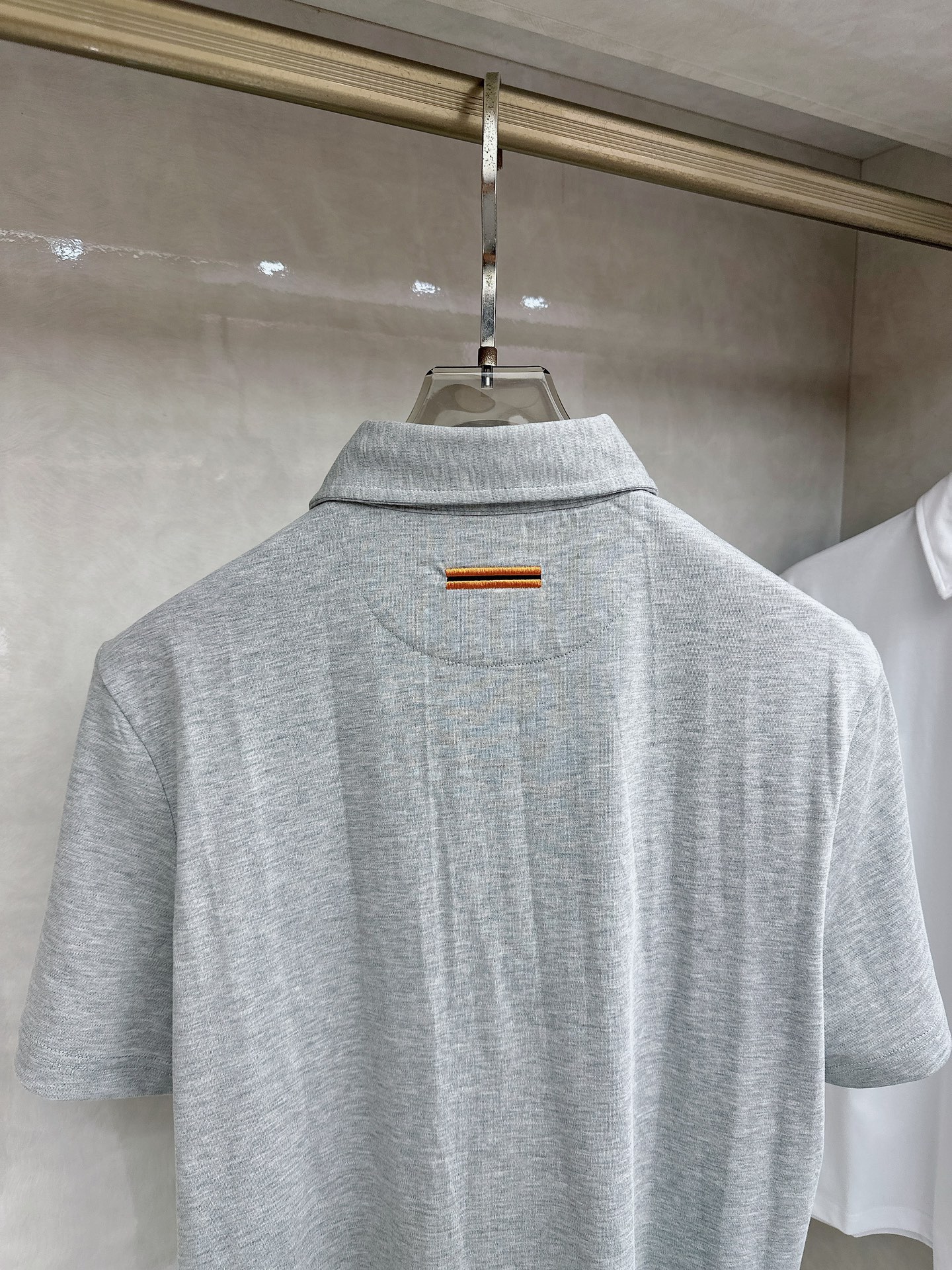 杰尼亚 2026顶级品质logo刺绣衬衫领棉质短袖T恤，三标齐全，原版定制logo刻字纽扣，定织顶级22