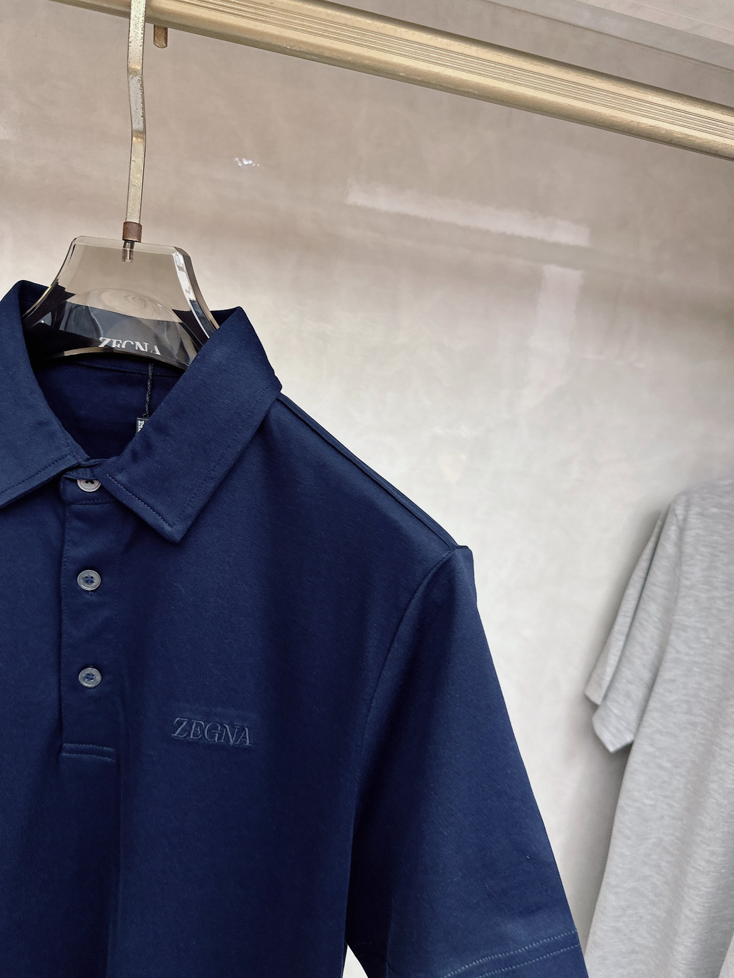 杰尼亚 2026顶级品质logo刺绣衬衫领棉质短袖T恤，三标齐全，原版定制logo刻字纽扣，定织顶级22