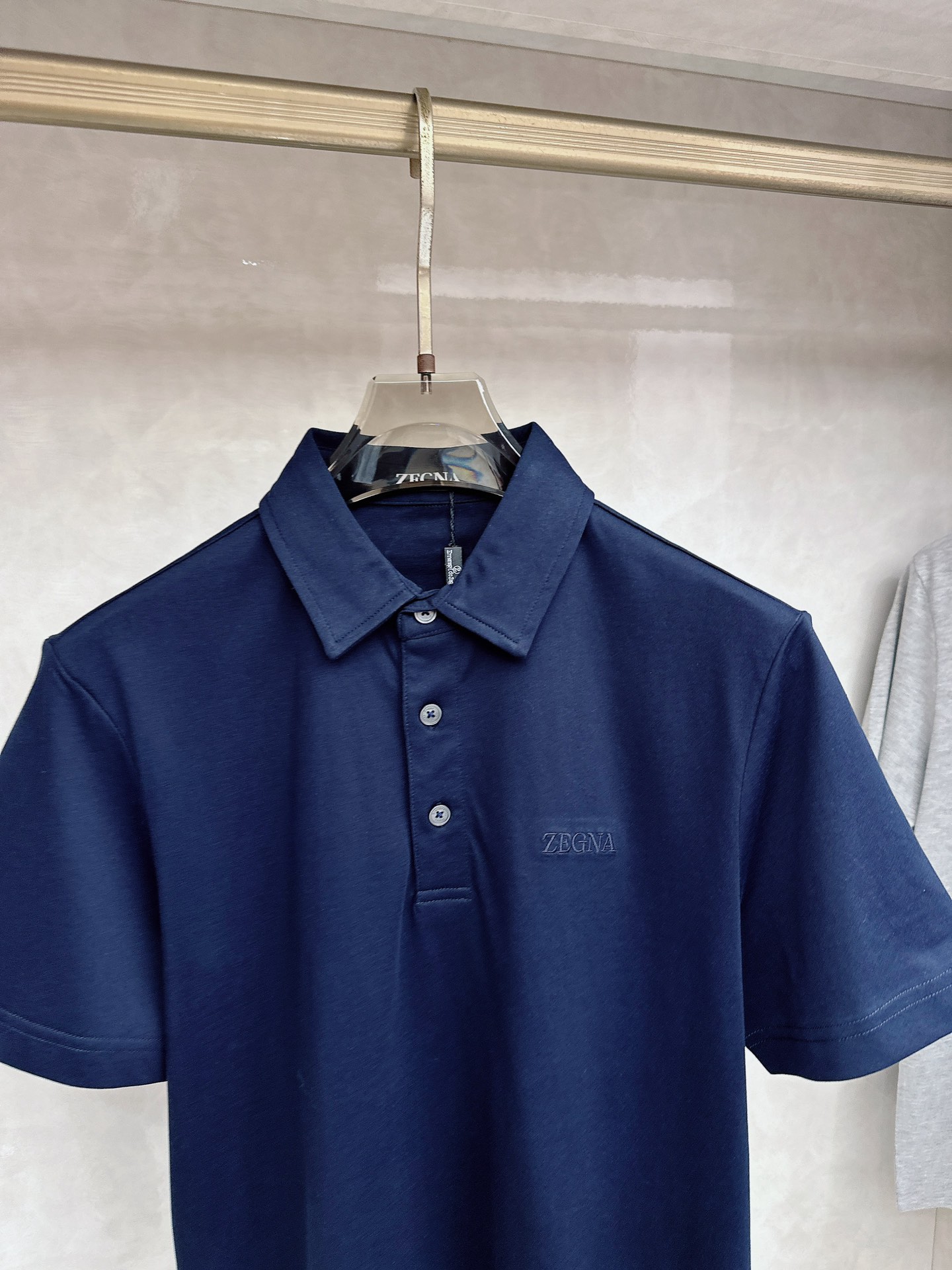 杰尼亚 2026顶级品质logo刺绣衬衫领棉质短袖T恤，三标齐全，原版定制logo刻字纽扣，定织顶级22