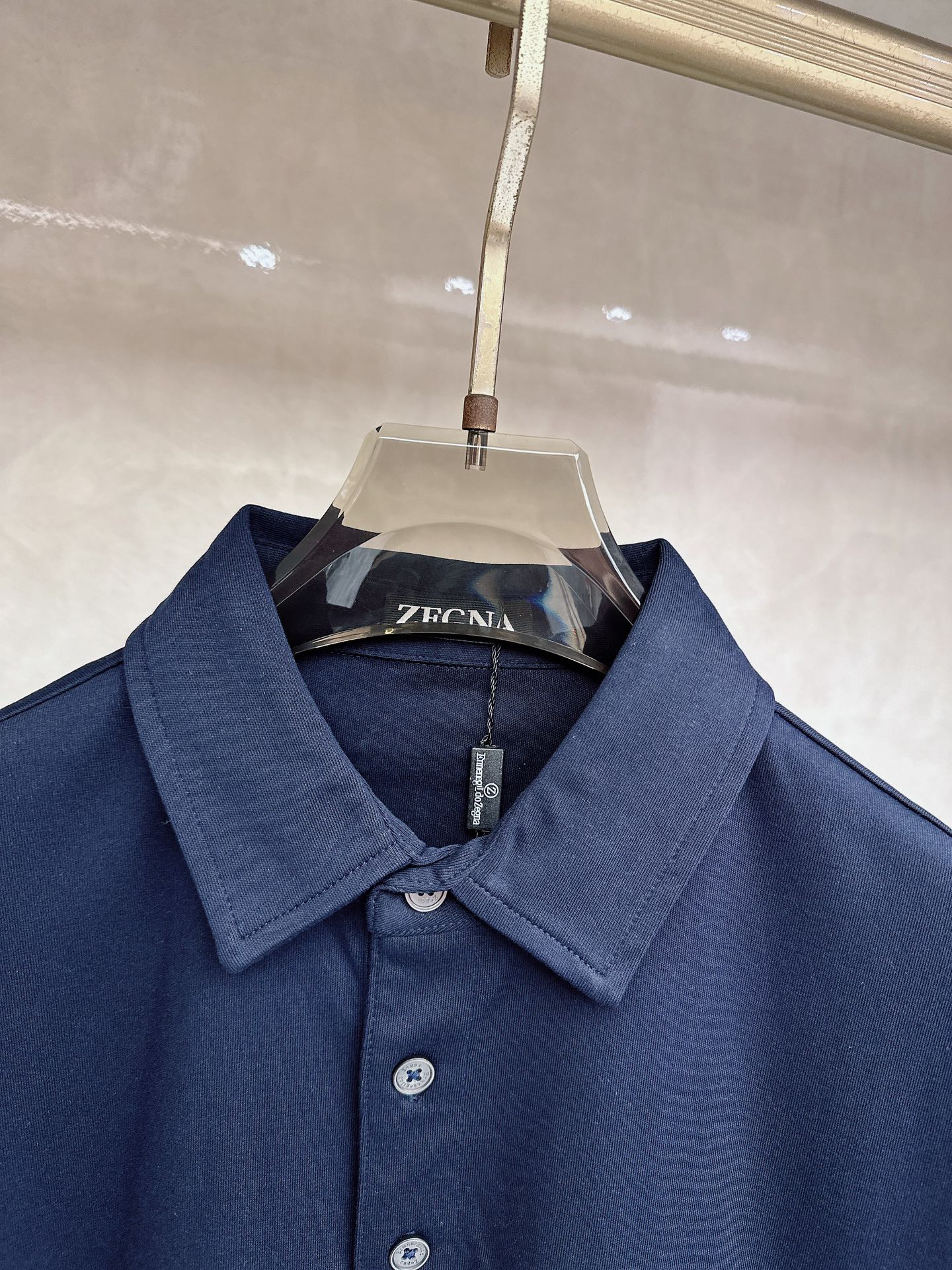 杰尼亚 2026顶级品质logo刺绣衬衫领棉质短袖T恤，三标齐全，原版定制logo刻字纽扣，定织顶级22