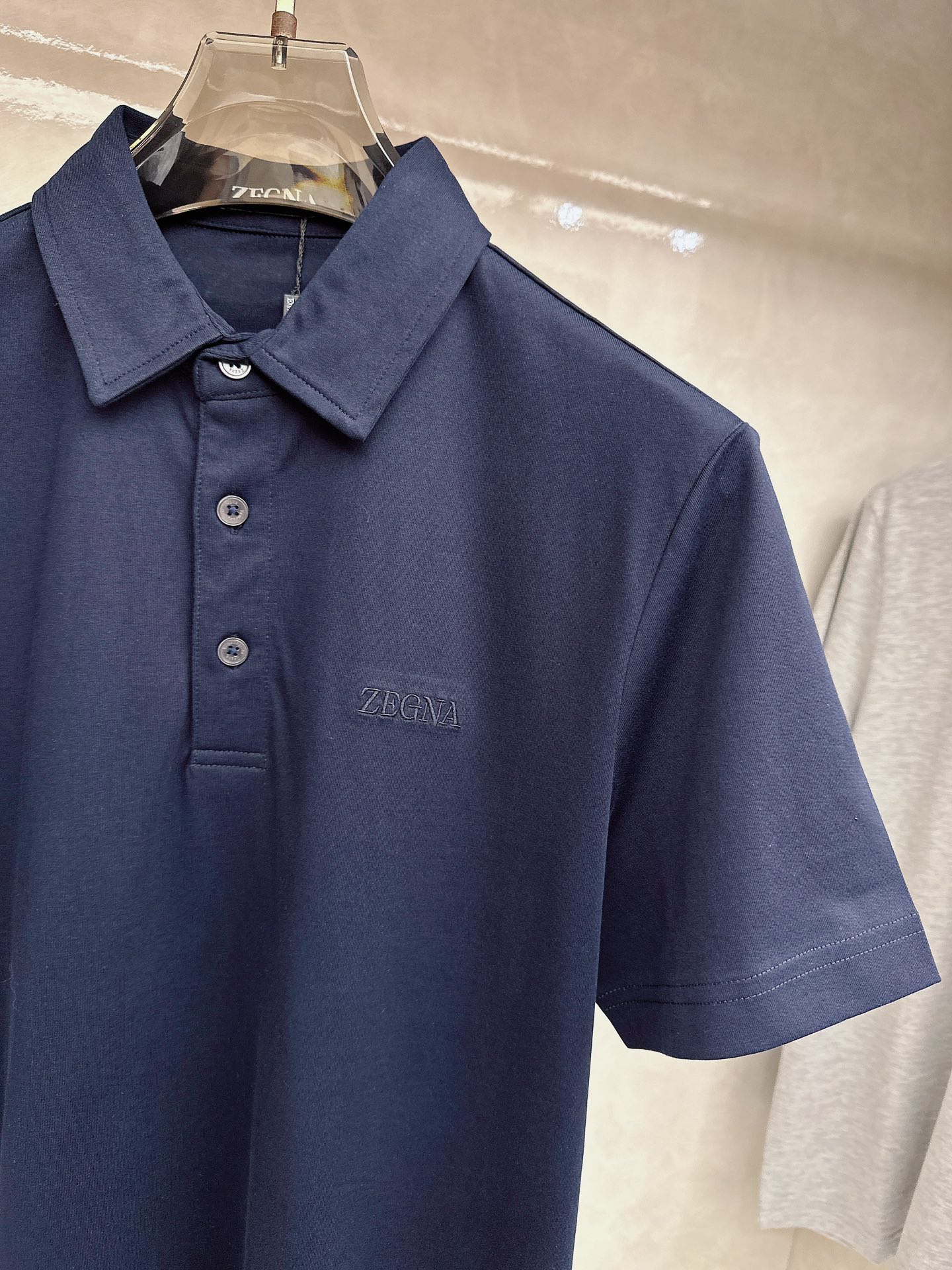 杰尼亚 2026顶级品质logo刺绣衬衫领棉质短袖T恤，三标齐全，原版定制logo刻字纽扣，定织顶级22