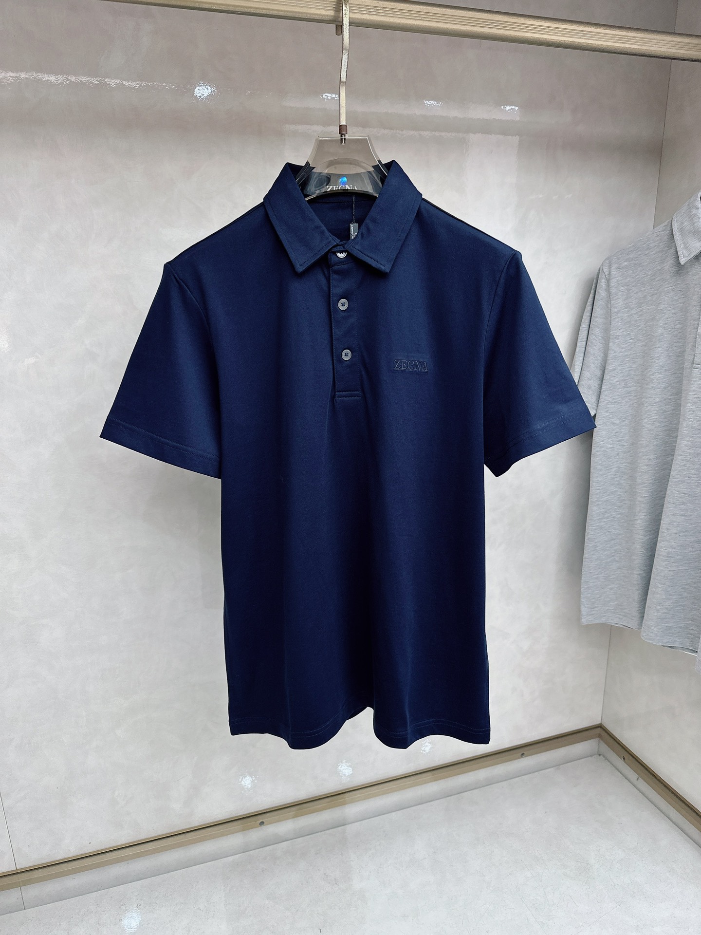 杰尼亚 2026顶级品质logo刺绣衬衫领棉质短袖T恤，三标齐全，原版定制logo刻字纽扣，定织顶级22