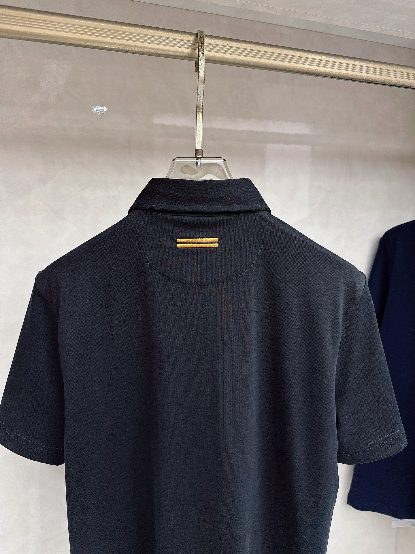 杰尼亚 2026顶级品质logo刺绣衬衫领棉质短袖T恤，三标齐全，原版定制logo刻字纽扣，定织顶级22