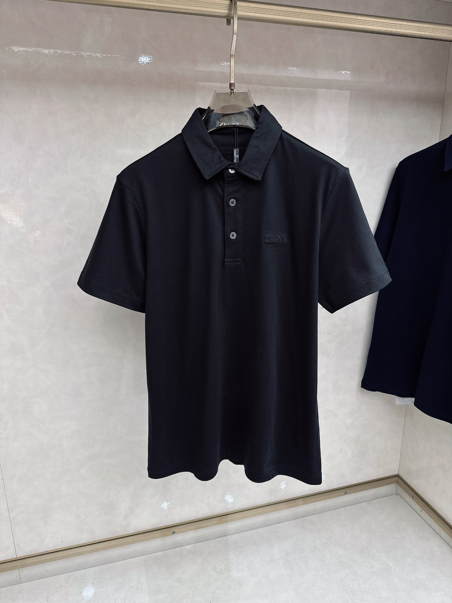 杰尼亚 2026顶级品质logo刺绣衬衫领棉质短袖T恤，三标齐全，原版定制logo刻字纽扣，定织顶级22