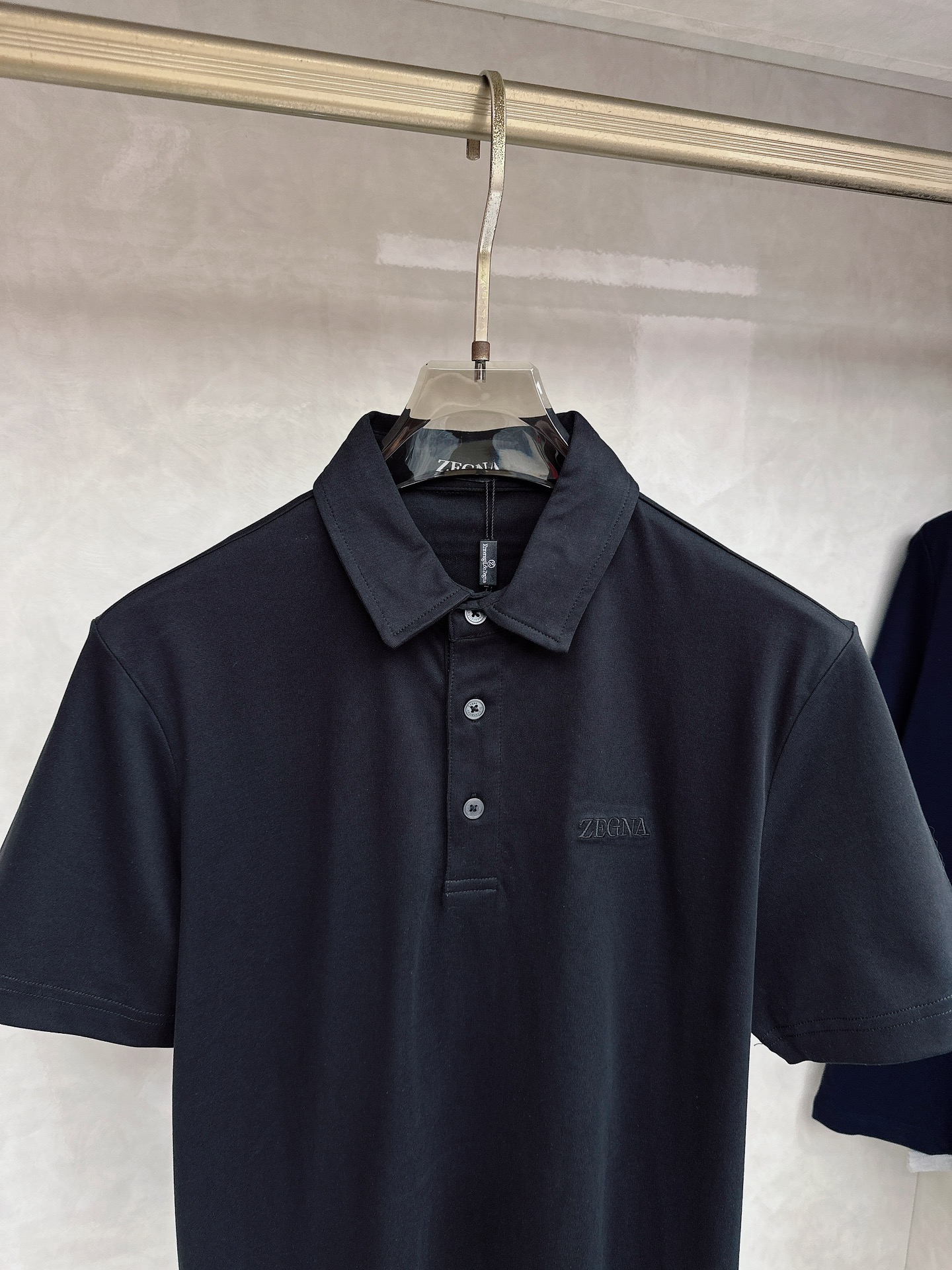 杰尼亚 2026顶级品质logo刺绣衬衫领棉质短袖T恤，三标齐全，原版定制logo刻字纽扣，定织顶级22