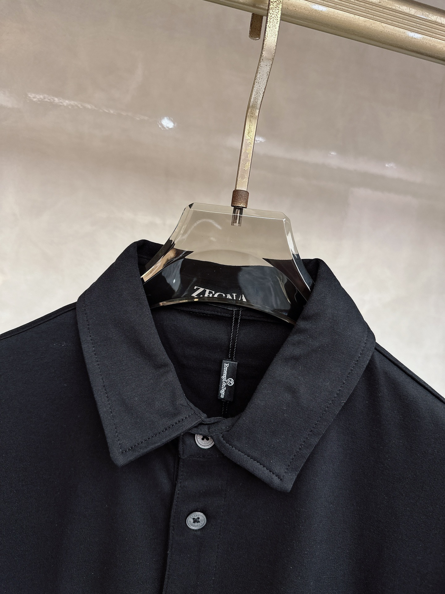 杰尼亚 2026顶级品质logo刺绣衬衫领棉质短袖T恤，三标齐全，原版定制logo刻字纽扣，定织顶级22