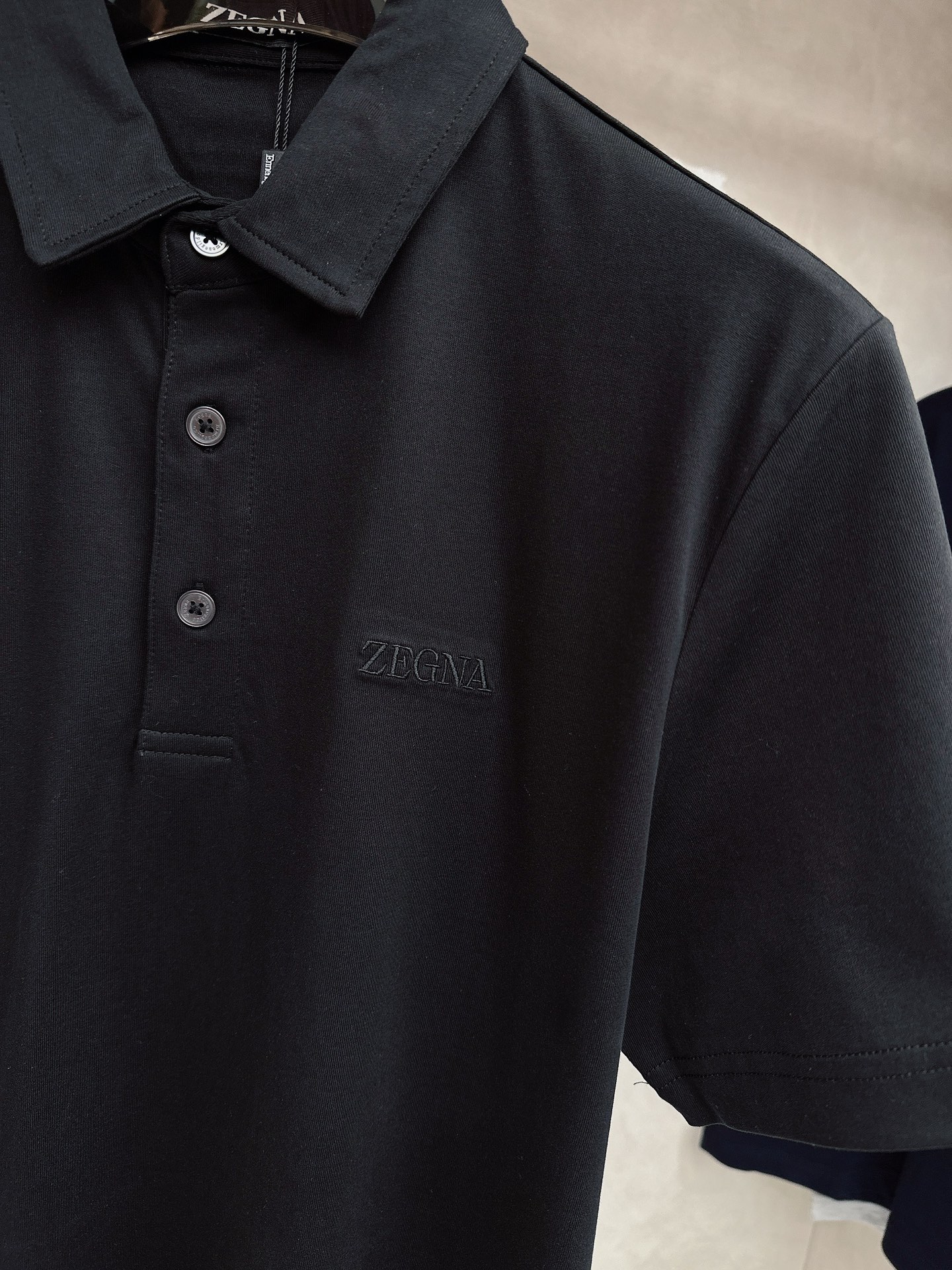 杰尼亚 2026顶级品质logo刺绣衬衫领棉质短袖T恤，三标齐全，原版定制logo刻字纽扣，定织顶级22