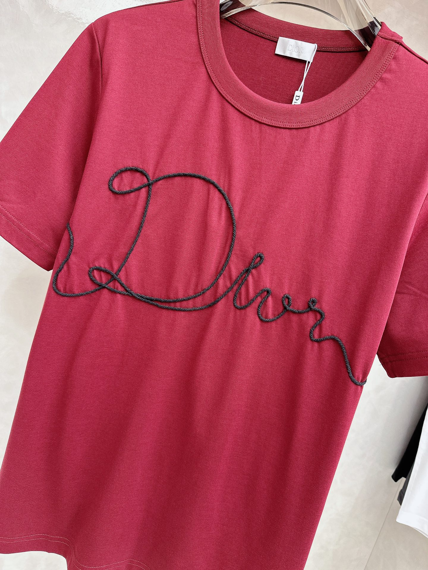 BC 2026顶级品质CD丝带刺绣圆领棉质短袖T恤，原版定织顶级220g纯棉平纹针织面料，手感如丝绸般柔