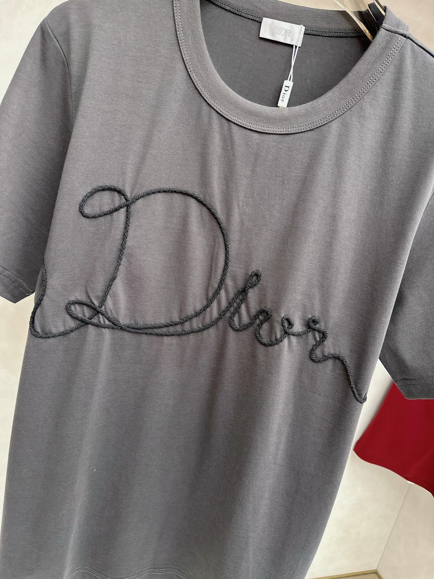 BC 2026顶级品质CD丝带刺绣圆领棉质短袖T恤，原版定织顶级220g纯棉平纹针织面料，手感如丝绸般柔