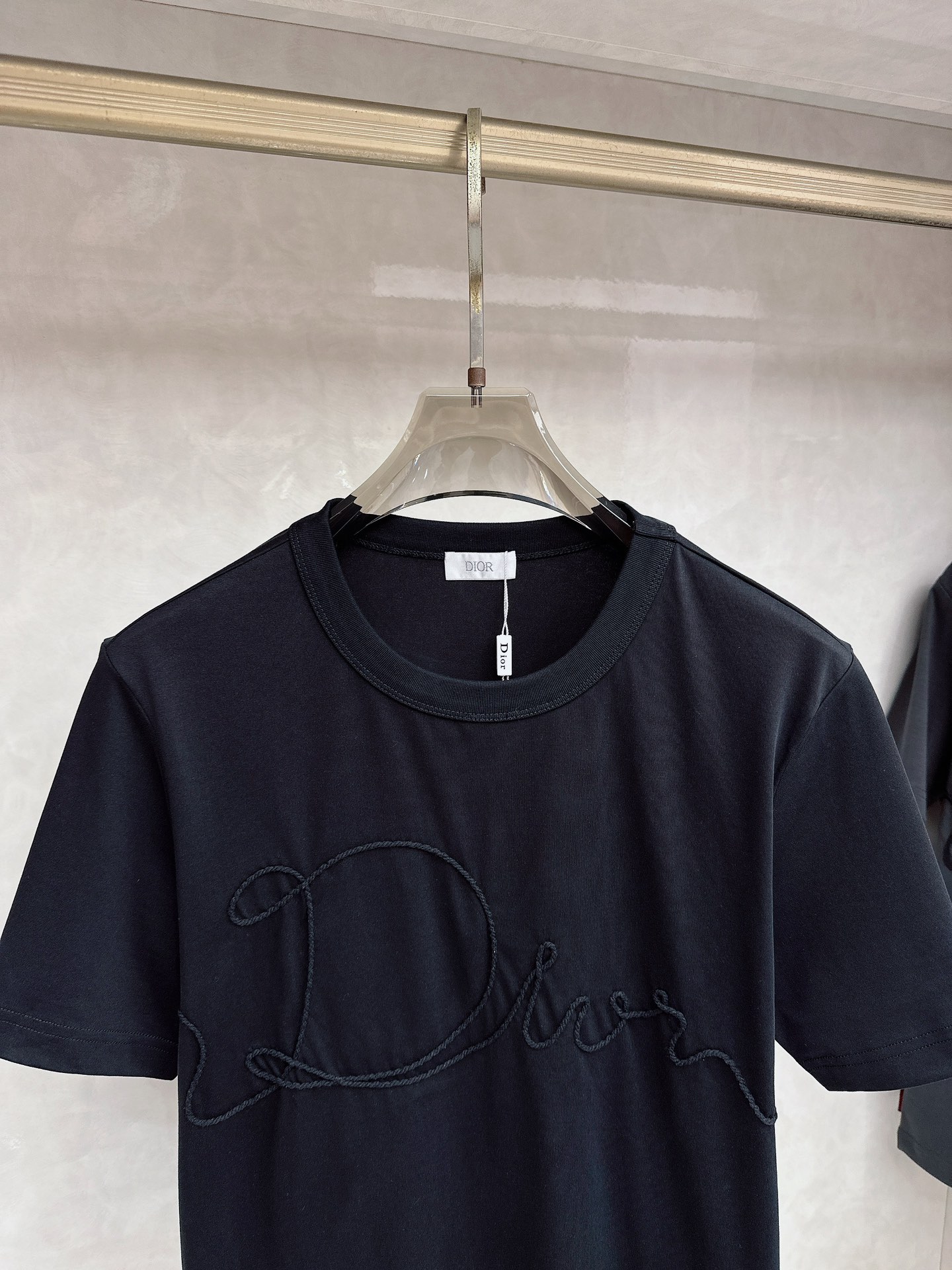 BC 2026顶级品质CD丝带刺绣圆领棉质短袖T恤，原版定织顶级220g纯棉平纹针织面料，手感如丝绸般柔