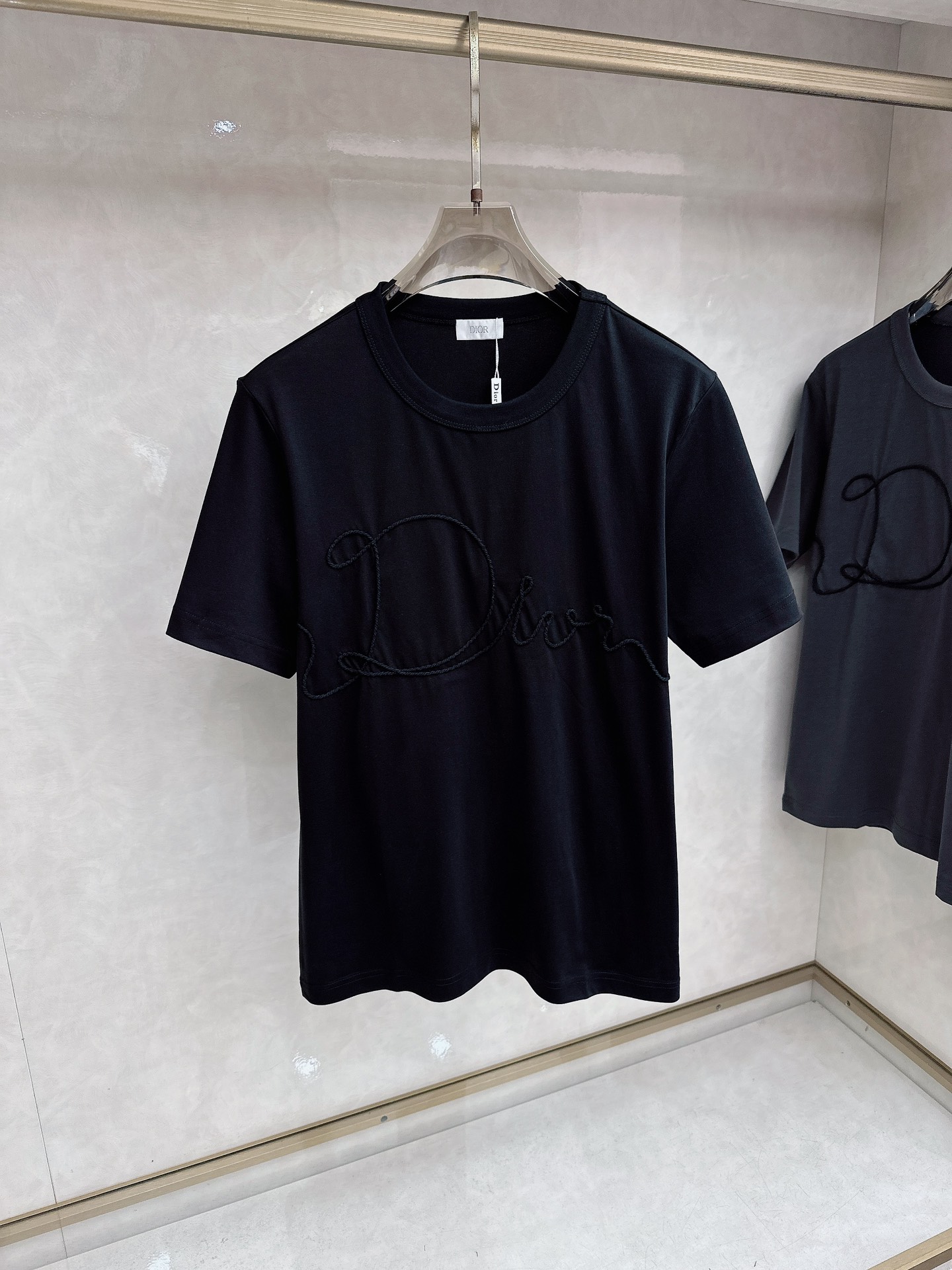 BC 2026顶级品质CD丝带刺绣圆领棉质短袖T恤，原版定织顶级220g纯棉平纹针织面料，手感如丝绸般柔